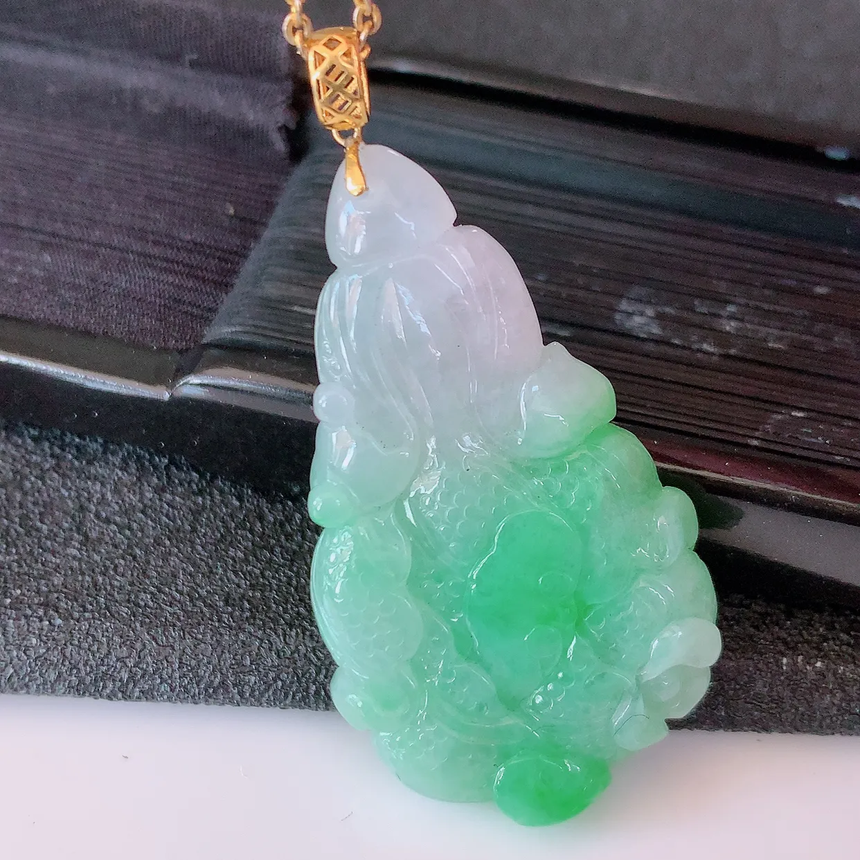 18K金镶嵌春带彩翡翠招百财白菜吊坠，百财聚来，财源滚滚，色泽鲜艳，精工水润的白菜，性价比高！#1.7