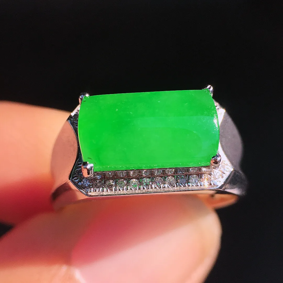 阳绿马鞍戒指，色泽均匀艳丽，玉质细腻，荧光感超
强，饱满圆润，尽显优雅气质，18k
金豪华镶嵌