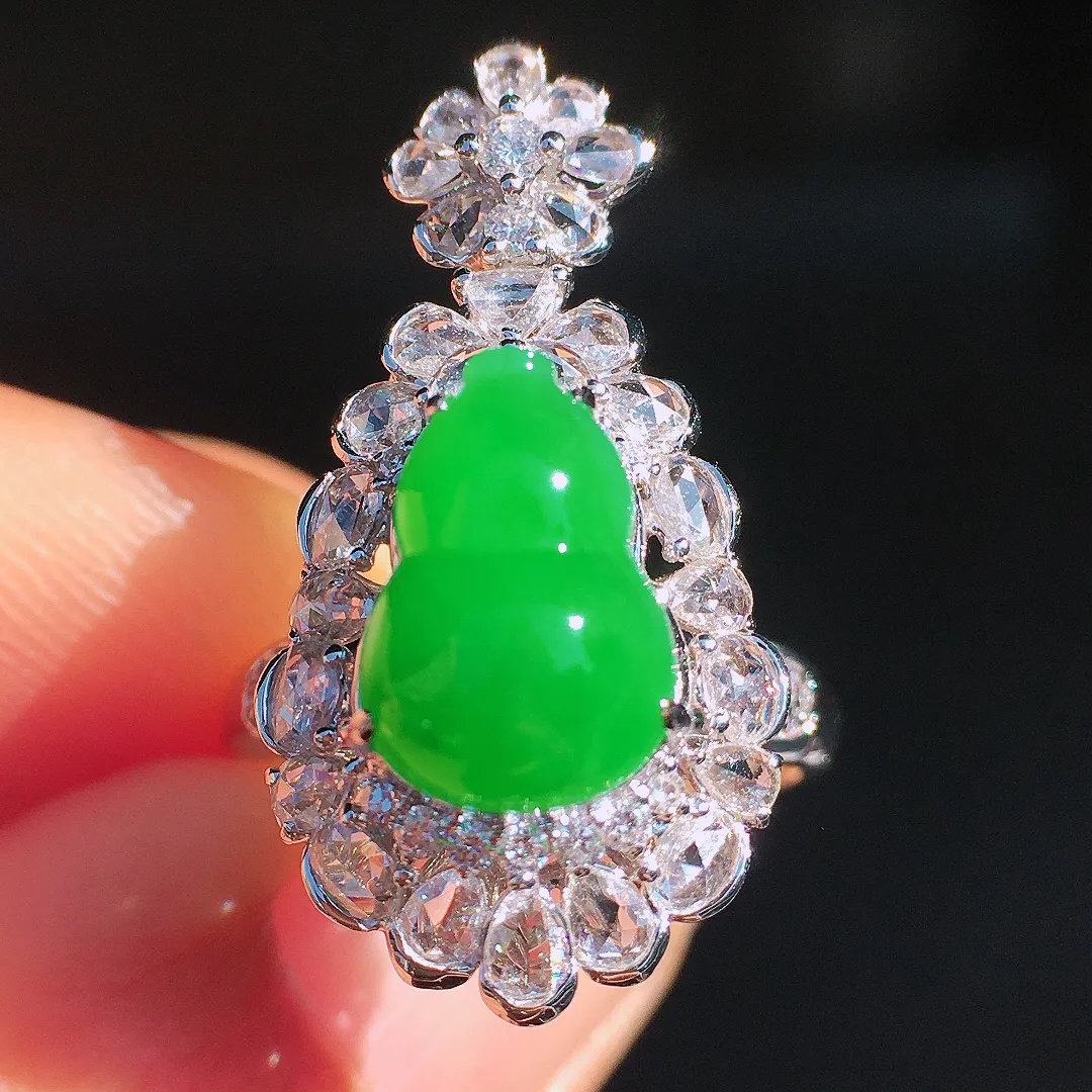 阳绿葫芦戒指/吊坠两用款，色泽均匀艳丽，玉质细腻，荧光感超
强，饱满圆润，尽显优雅气质，18k
金豪