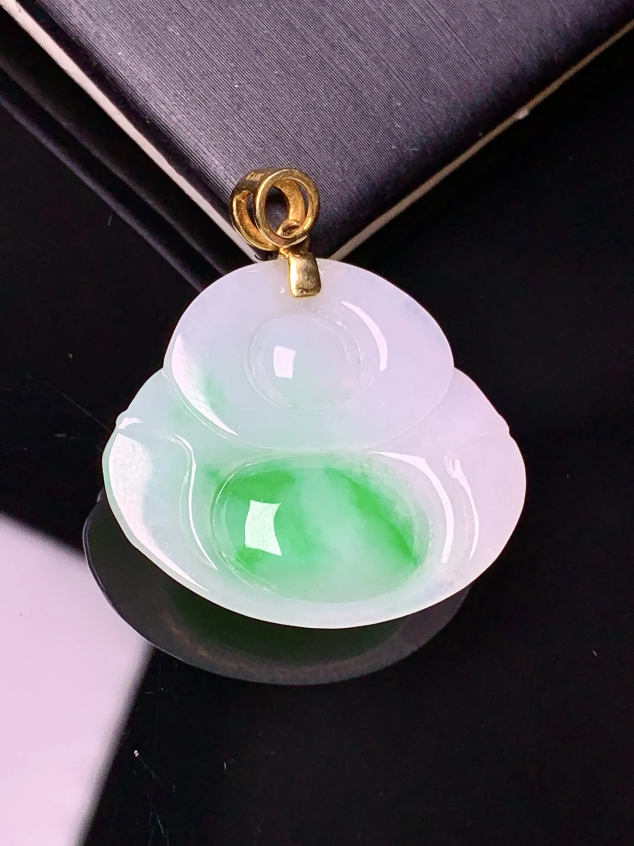 18k金镶嵌飘绿佛公吊坠 玉质细腻 色泽艳丽清新 整体尺寸29.6*26*5.7