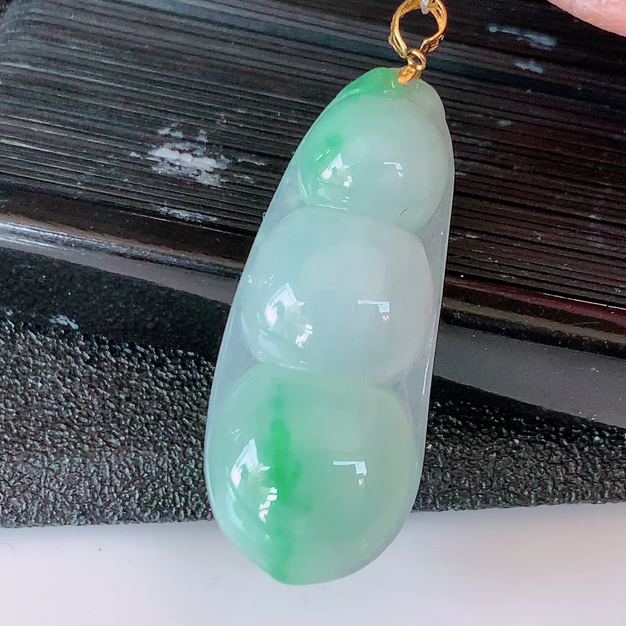 18K金镶嵌冰飘绿翡翠四季豆吊坠，寓意“四季平安，福气满满”胶感十足，饱满，佩戴效果优雅迷人！#49.7