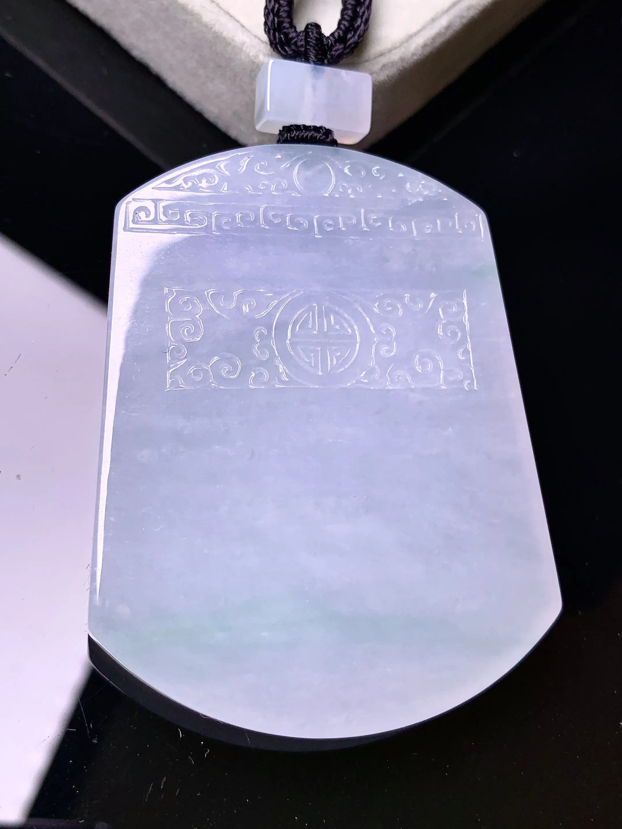 冰种无事牌吊坠 玉质细腻 色泽艳丽清新 整体尺寸55.8*42.7*5.5