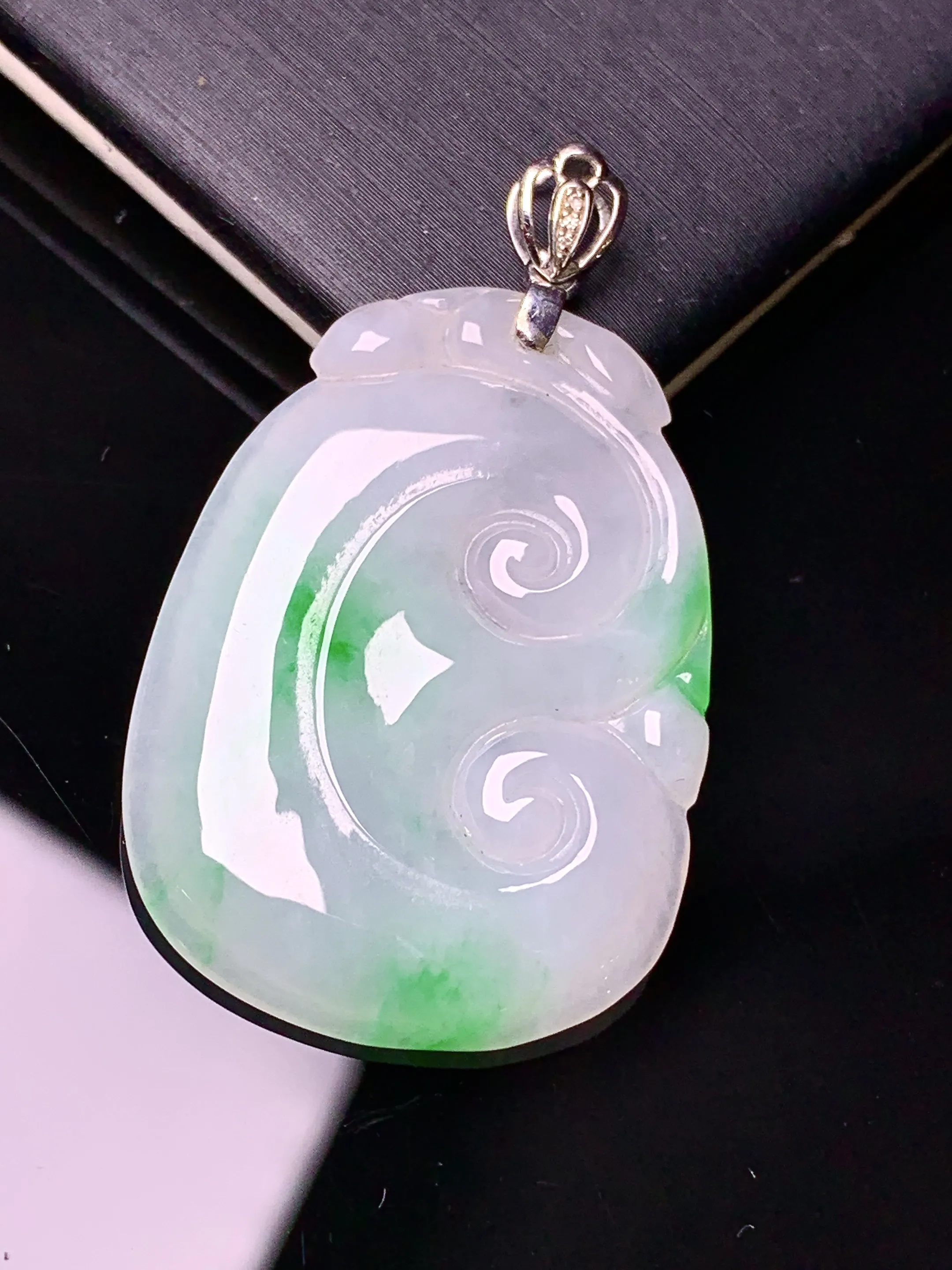 18k金镶嵌飘绿如意吊坠 玉质细腻 色泽艳丽清新 整体尺寸39*23.2*3.5