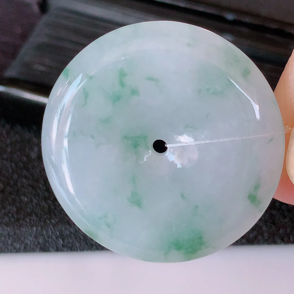 自然光实拍，冰润飘花平安扣翡翠吊坠，种老水足，雕工精湛 ，寓意美好，佩戴时尚出众！#49.7