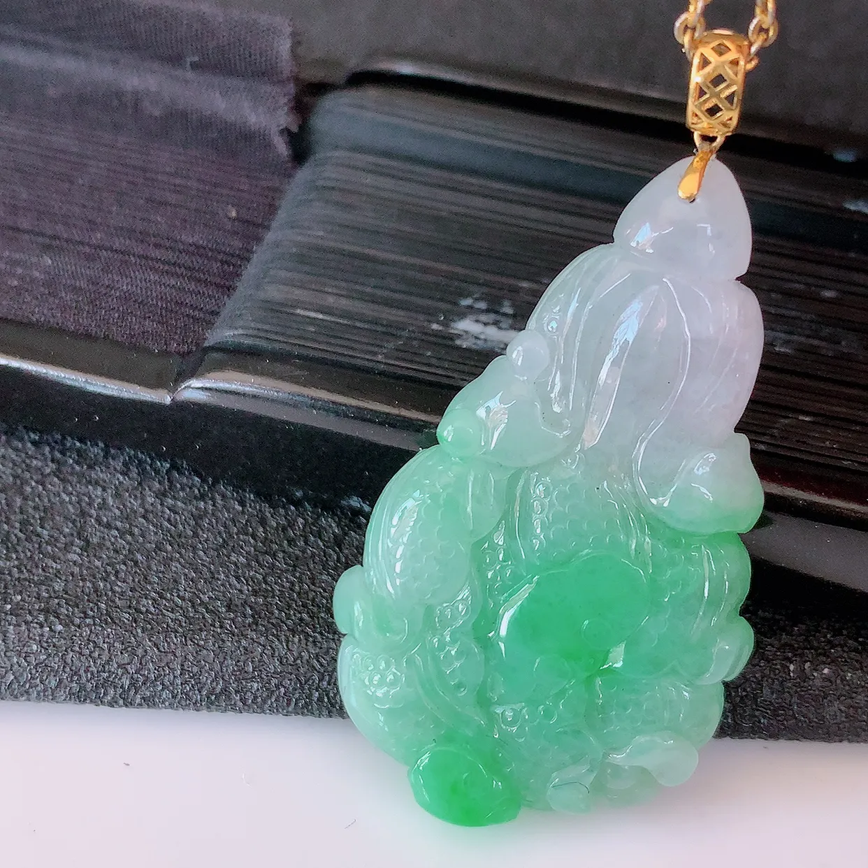 18K金镶嵌春带彩翡翠招百财白菜吊坠，百财聚来，财源滚滚，色泽鲜艳，精工水润的白菜，性价比高！#1.7