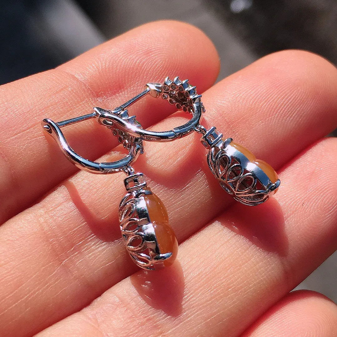 黄翡葫芦耳坠，色泽均匀艳丽，玉质细腻，荧光感超
强，饱满圆润，尽显优雅气质，18k
金豪华镶嵌