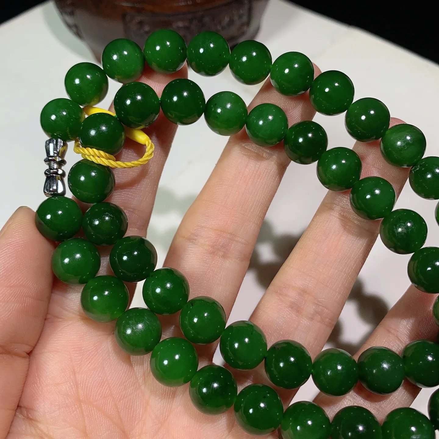 和田玉菠菜绿猫眼俄罗斯碧玉项链。妈妈链。单颗尺寸9.6。玉质细腻油润 底色纯净 脂粉好，品质好。lt250920