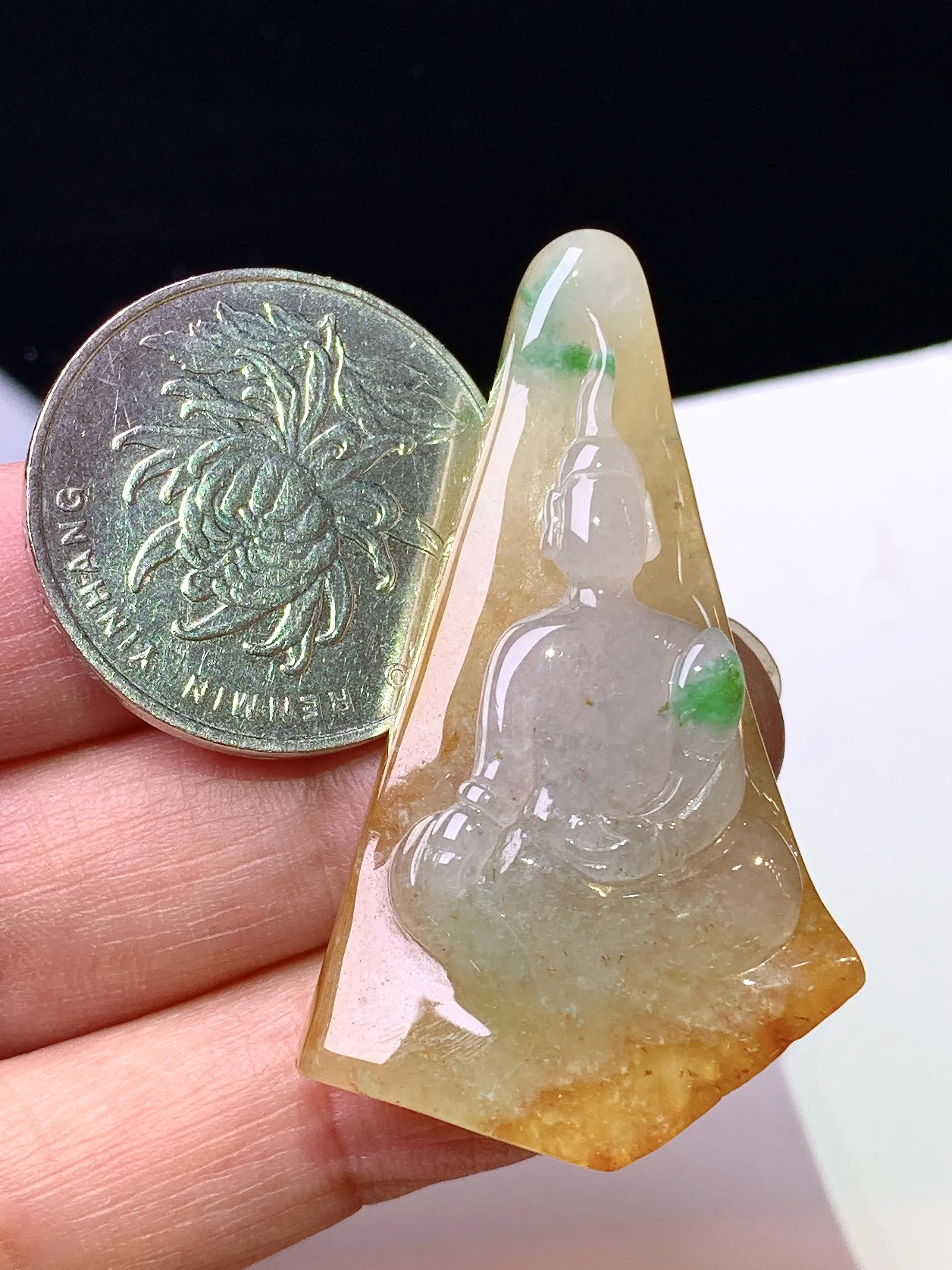 黄翡无相观音菩萨吊坠 玉质细腻 色泽艳丽清新 整体尺寸45.2*26.8*8.5