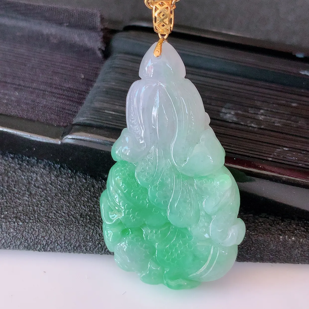 18K金镶嵌春带彩翡翠招百财白菜吊坠，百财聚来，财源滚滚，色泽鲜艳，精工水润的白菜，性价比高！#1.7