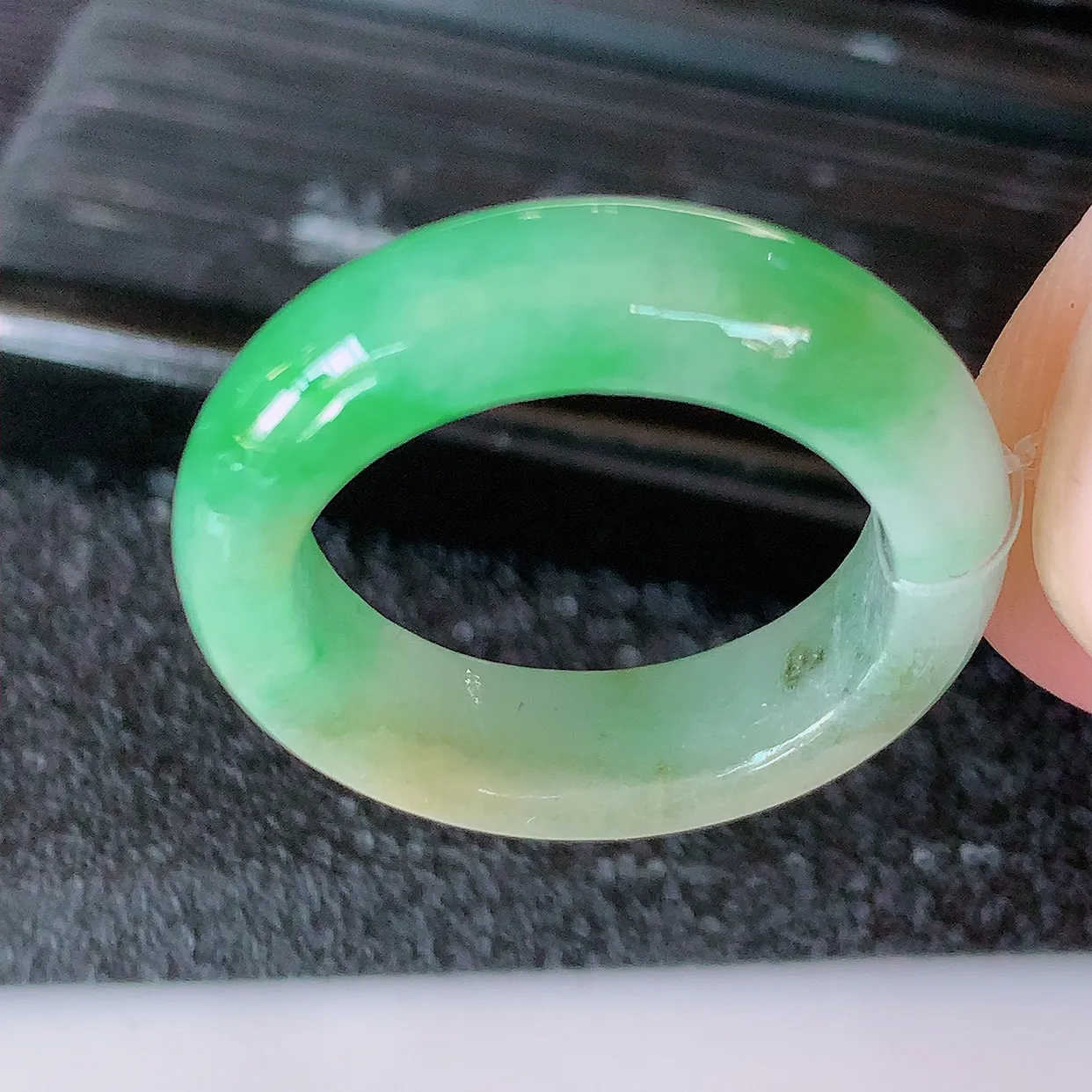 自然光实拍，特色黄加绿翡翠指环，16.2mm内径翡翠指环，玉戒指，玉质莹润，好精美好冰润的指环，11圈口，上手纤巧！#49.7尺寸16.2*5.5*3.5