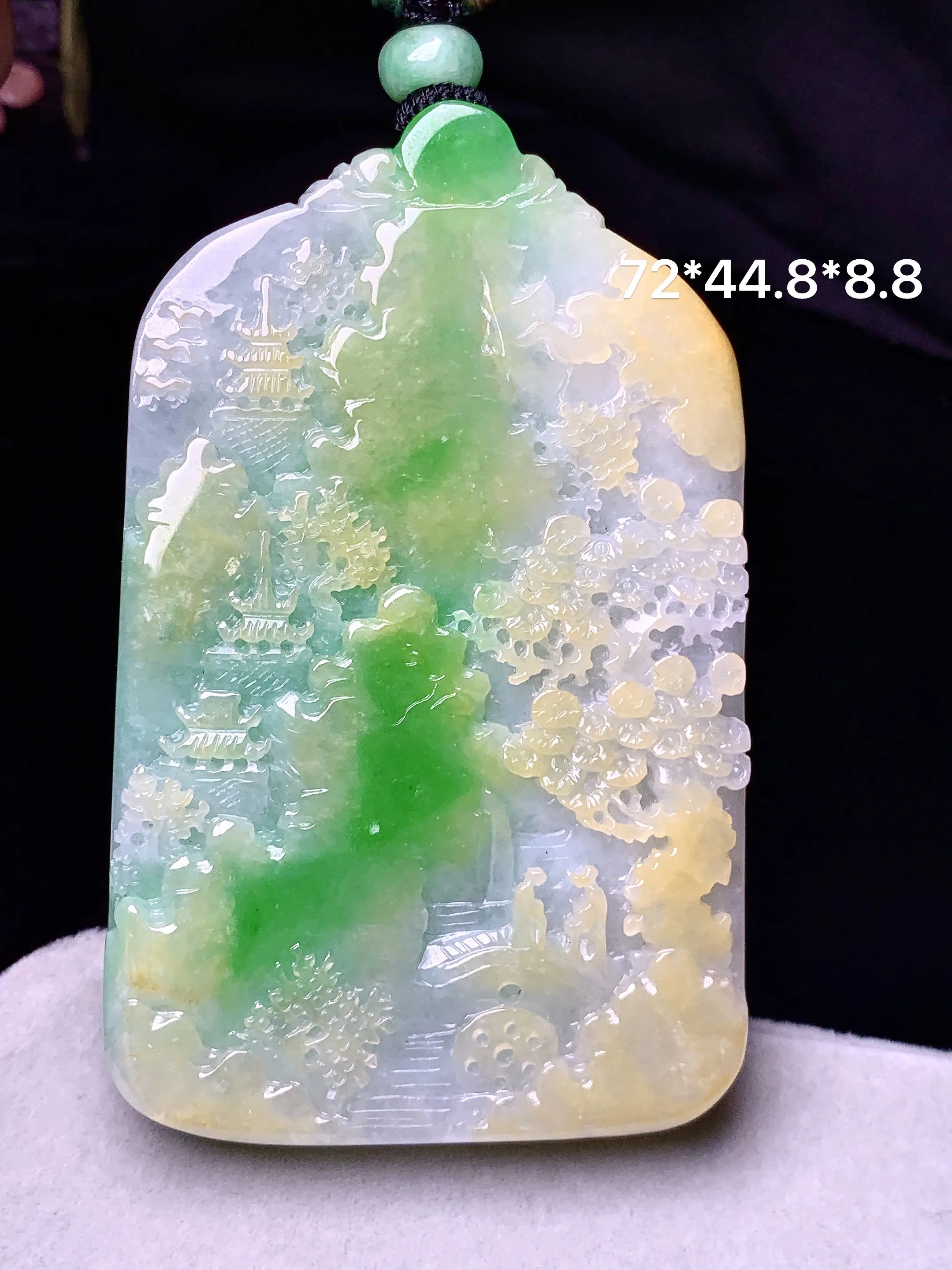 飘黄绿山水牌子吊坠 玉质细腻 色泽艳丽清新 整体尺寸72*44.8*8.8
