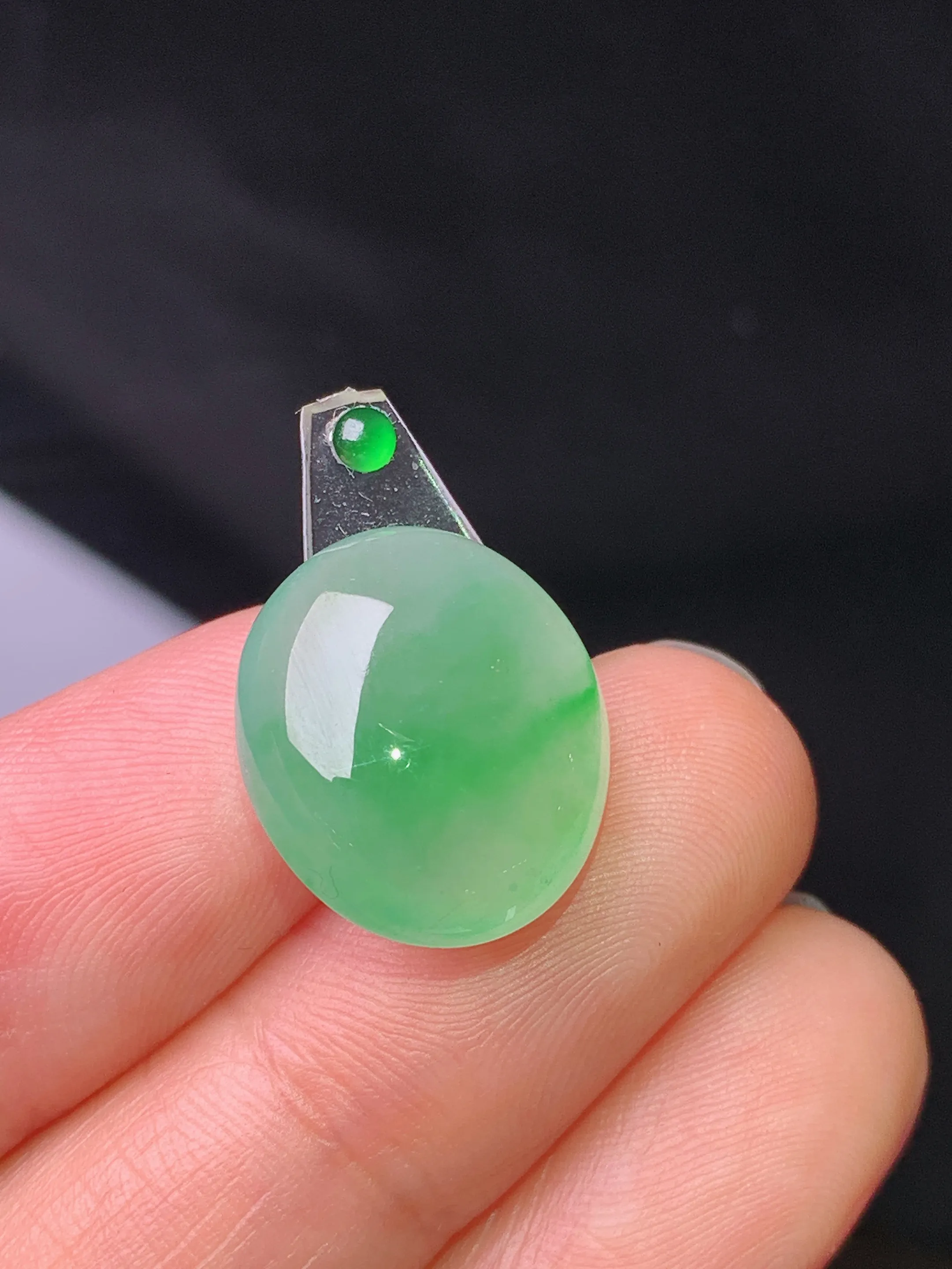 镶嵌款 冰种飘绿蛋面吊坠 玉质细腻 色泽艳丽清新 整体尺寸16.3*14*6.5