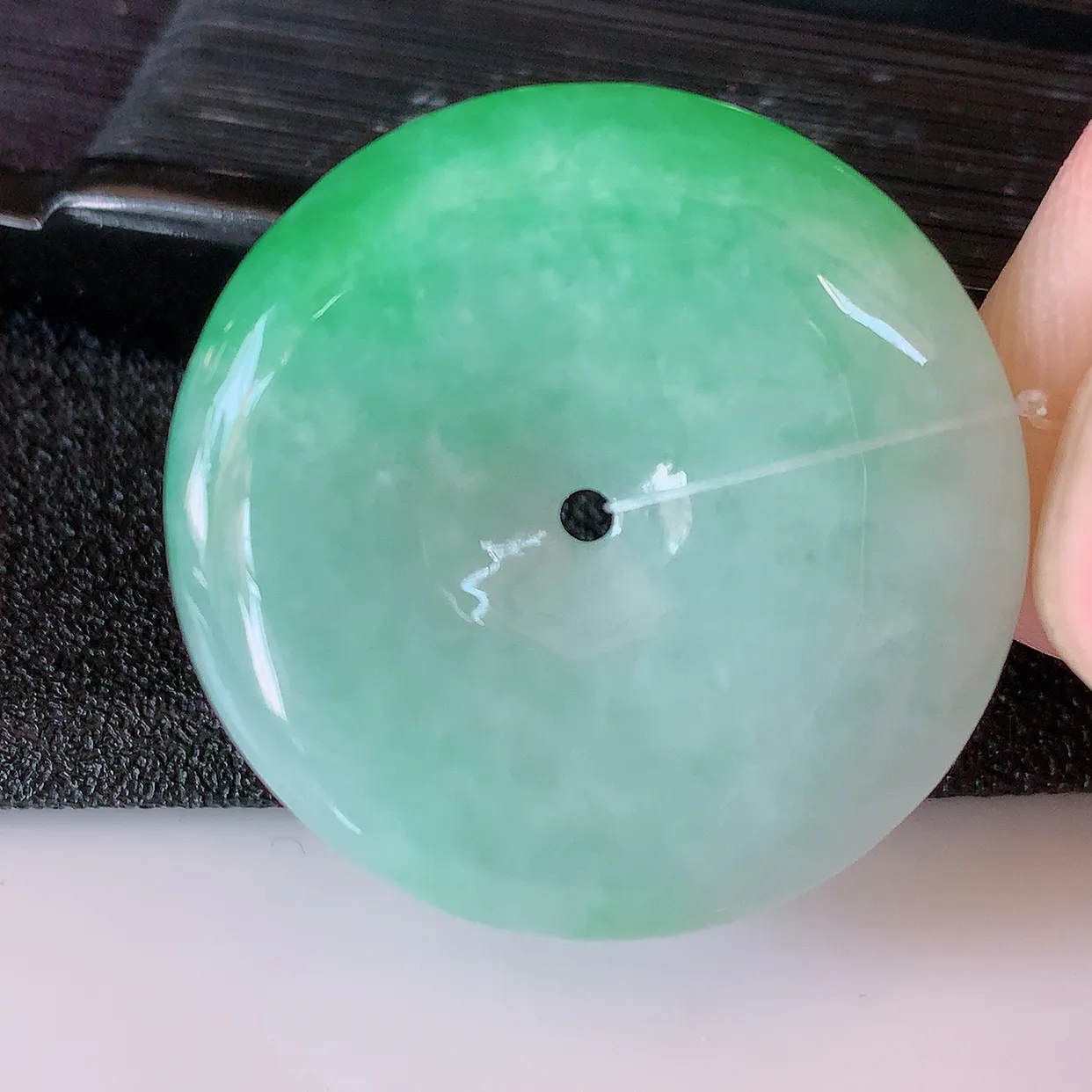 自然光实拍，冰润飘绿翡翠平安扣吊坠，形体饱满圆润，平安扣肥嘟嘟的，平平安安，种水很好，配戴精美！#49.7