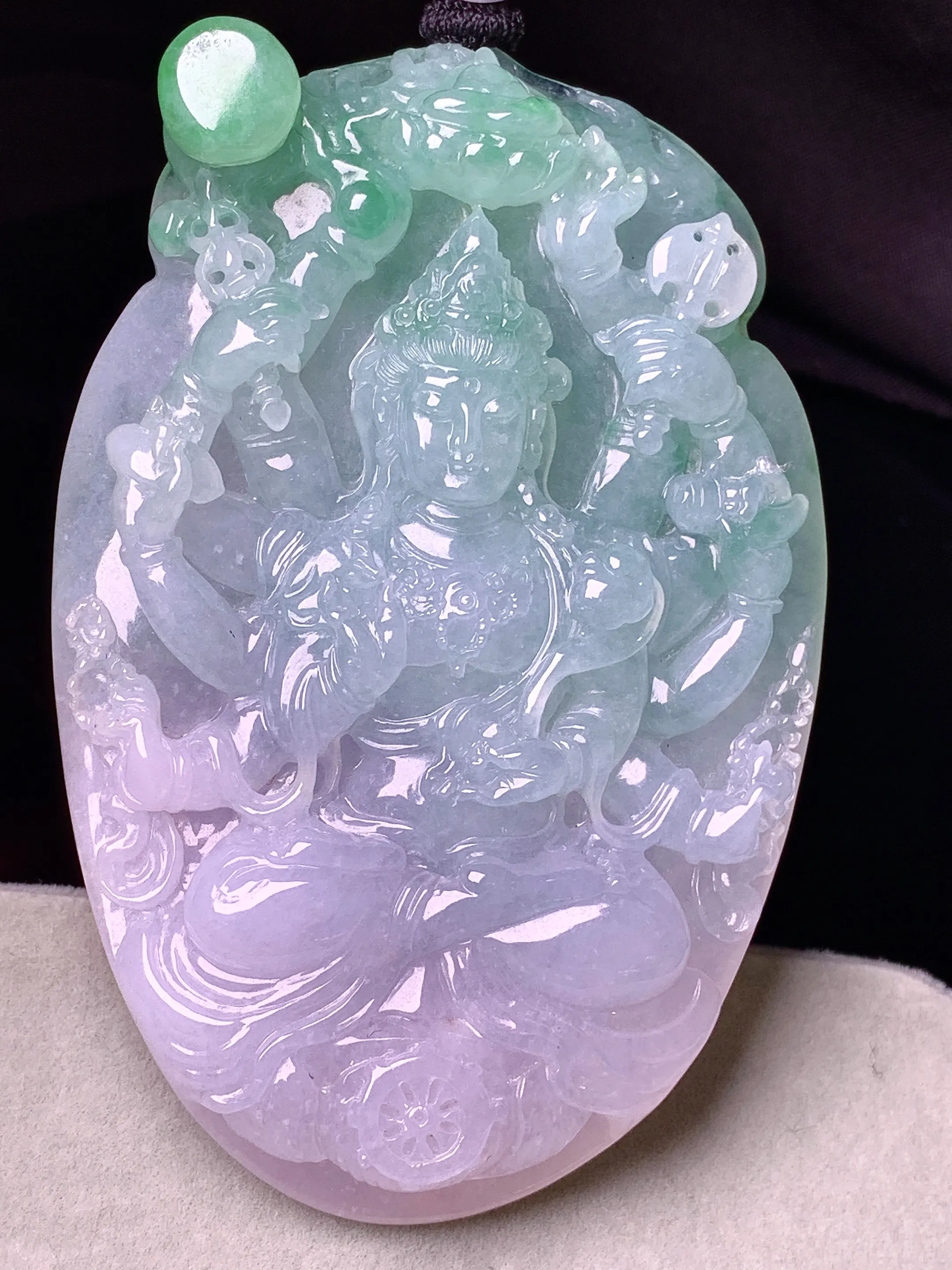 飘绿千手观音吊坠 玉质细腻 色泽艳丽清新 整体尺寸71.2*47*11.2