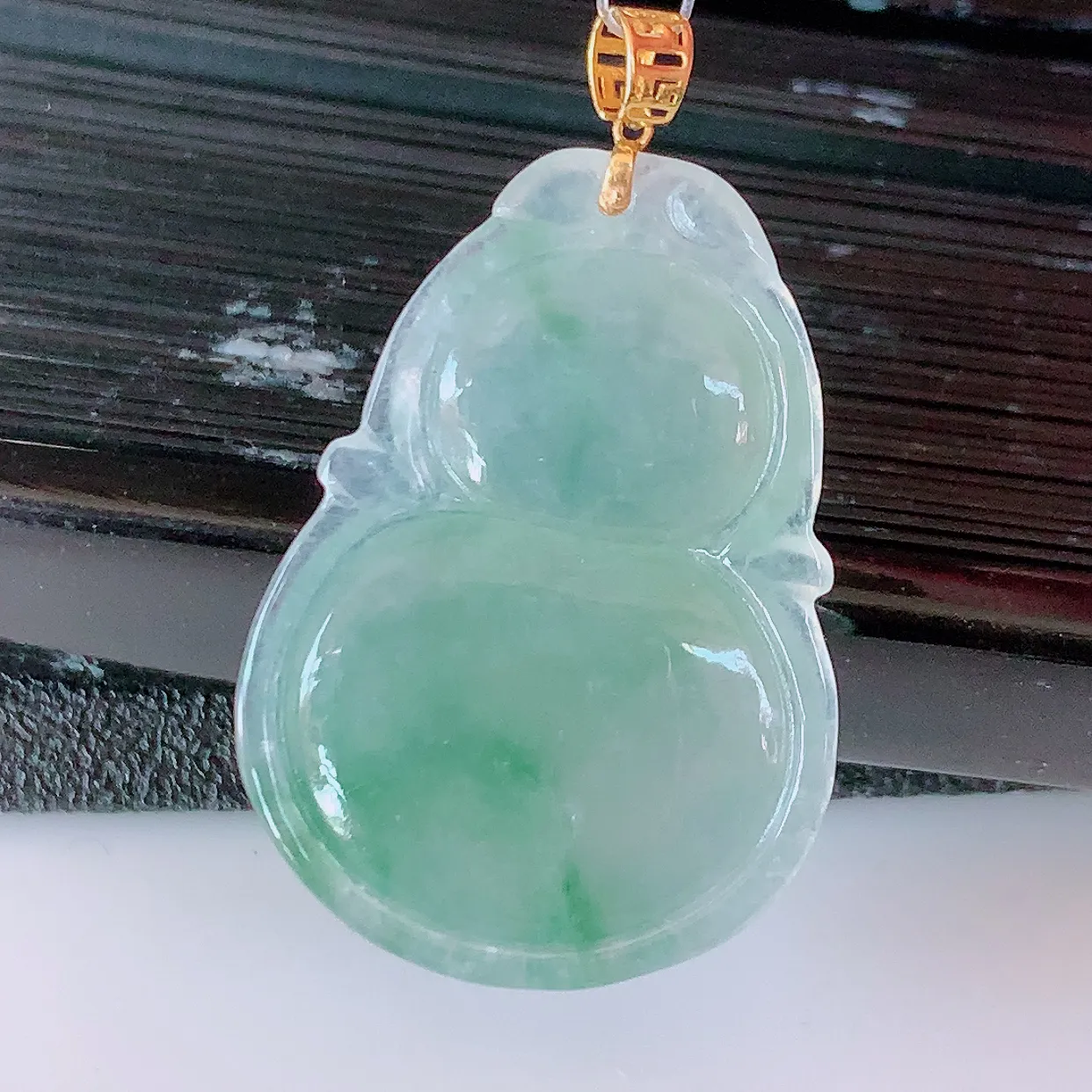 18K金镶嵌冰种飘花翡翠葫芦吊坠，葫芦寓意福禄双全，财源滚滚，品佳品，佩戴效果优雅迷人！#49.7
