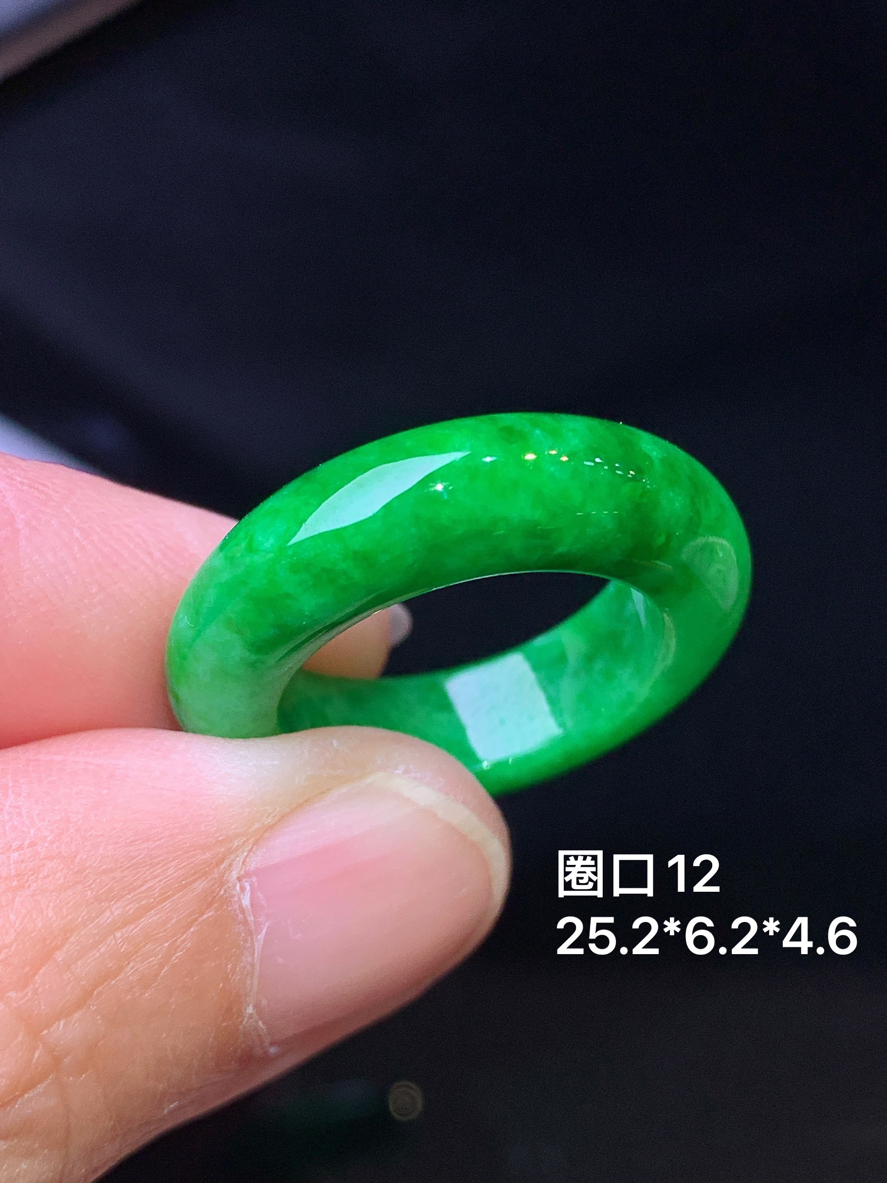 满绿指环 玉质细腻 色泽艳丽清新 整体尺寸25.2*6.2*4.6圈口12