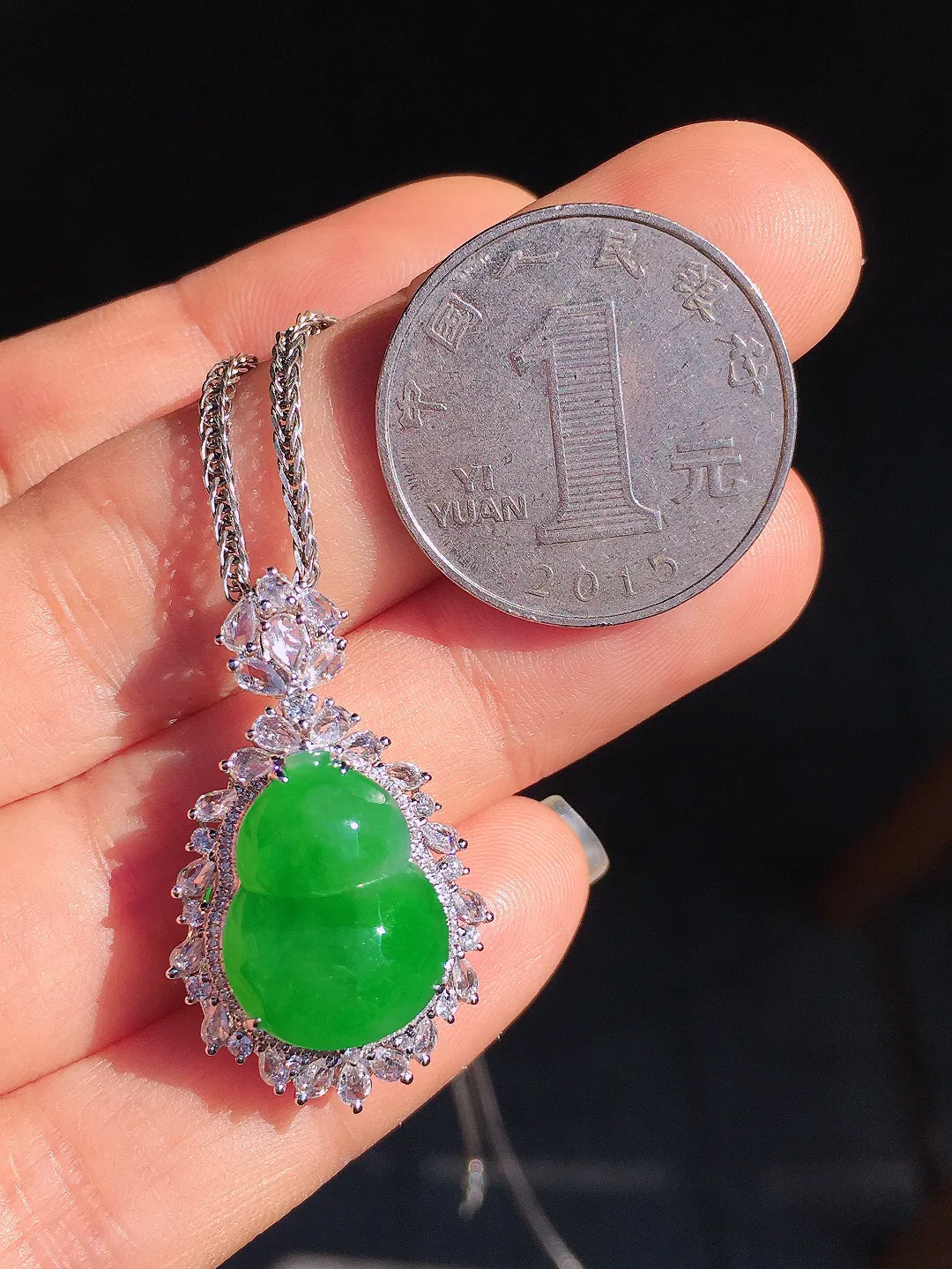 阳绿葫芦吊坠，色泽均匀艳丽，玉质细腻，荧光感超
强，饱满圆润，尽显优雅气质，18k
金豪华镶嵌