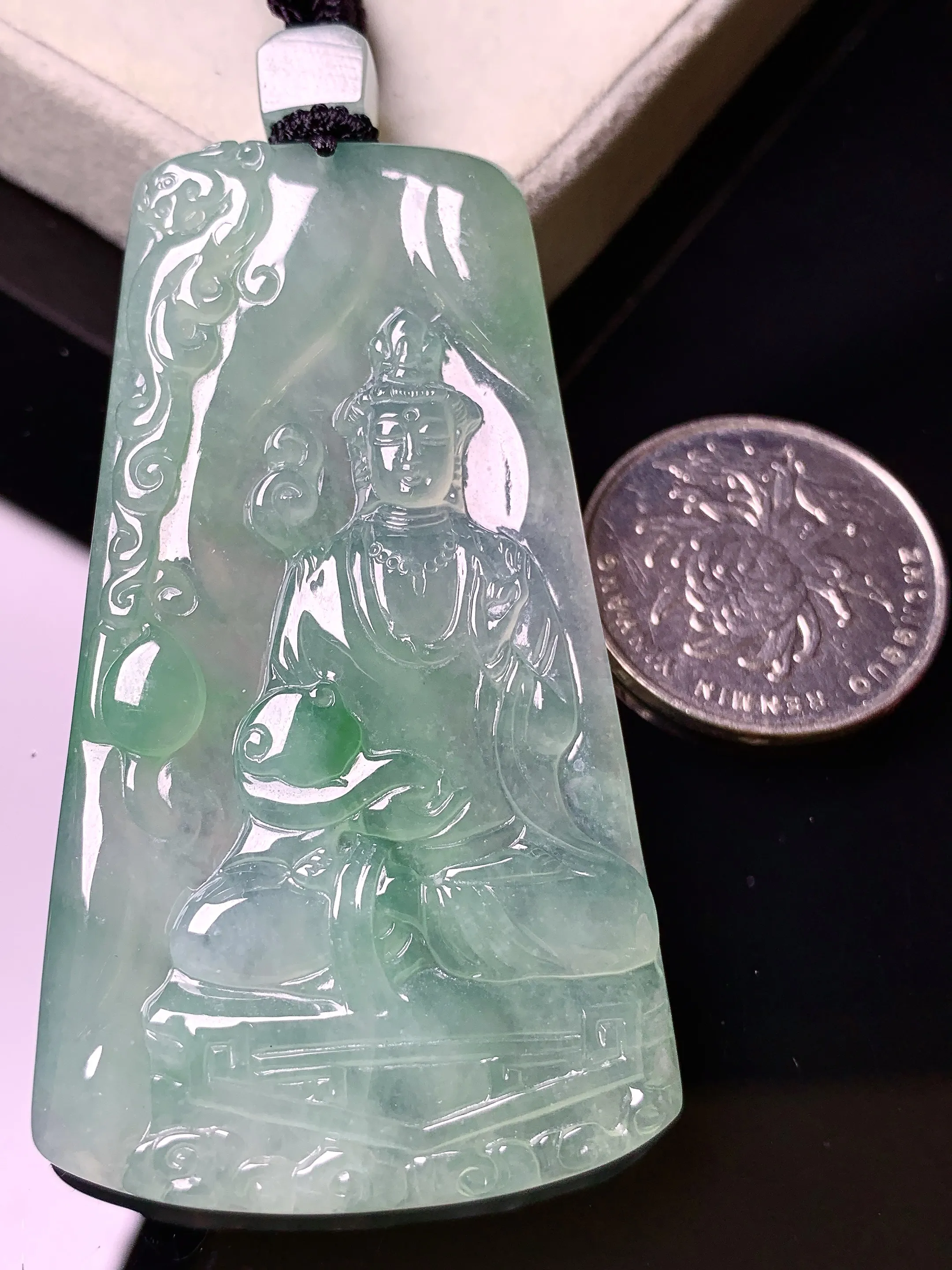 飘绿观音菩萨吊坠 玉质细腻 色泽艳丽清新 整体尺寸62.3*35.5*5.2