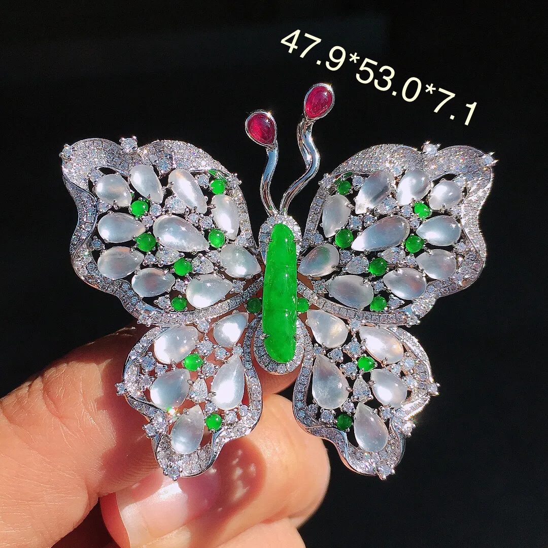 （冰+绿）蝴蝶胸针/吊坠两用款，色泽均匀艳丽，玉质细腻，荧光感超
强，饱满圆润，尽显优雅气质，18k
金豪华镶嵌