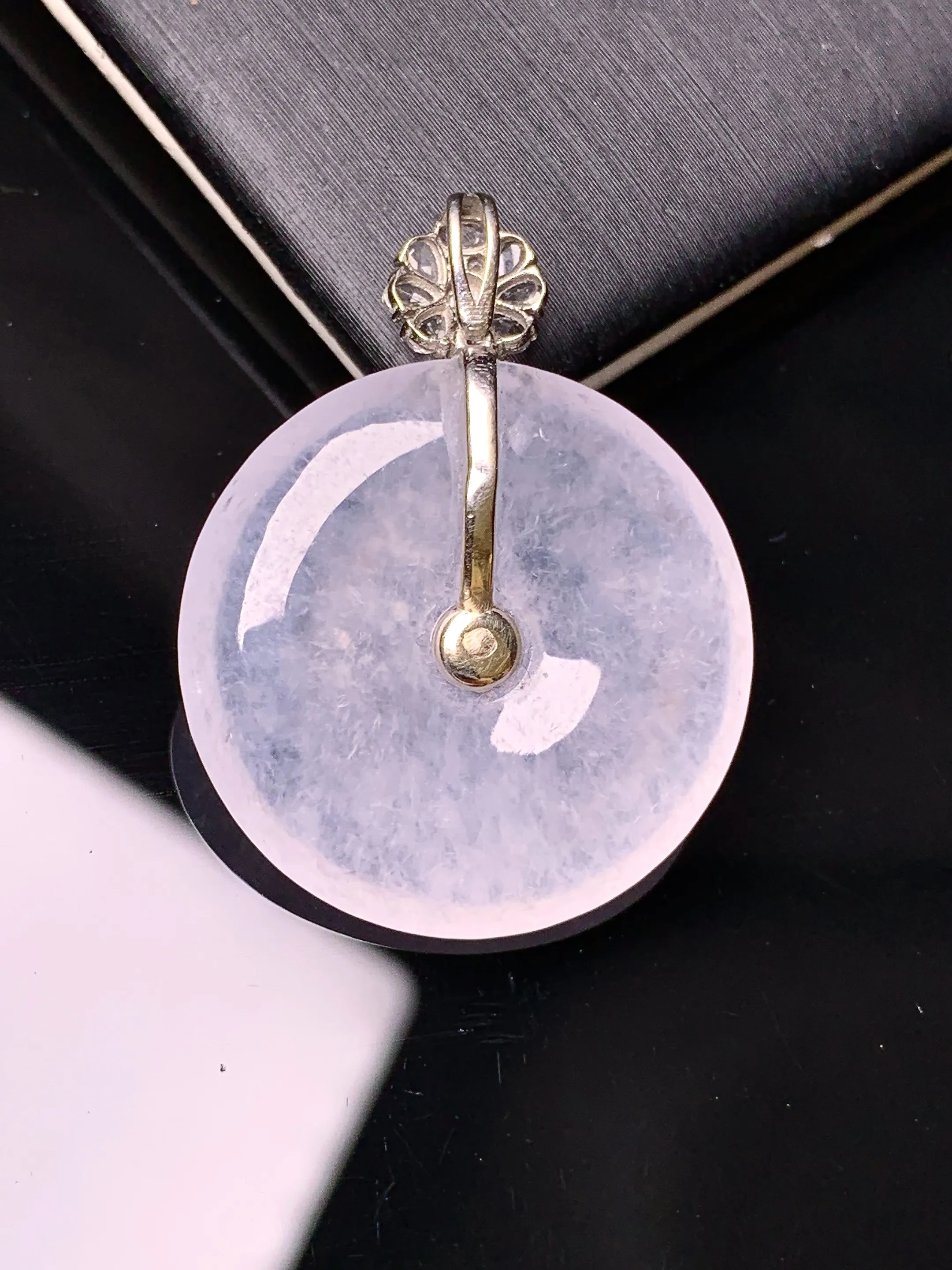 18k金钻镶嵌冰种平安扣吊坠 玉质细腻 色泽艳丽清新 整体尺寸30.5*23.5*4.3