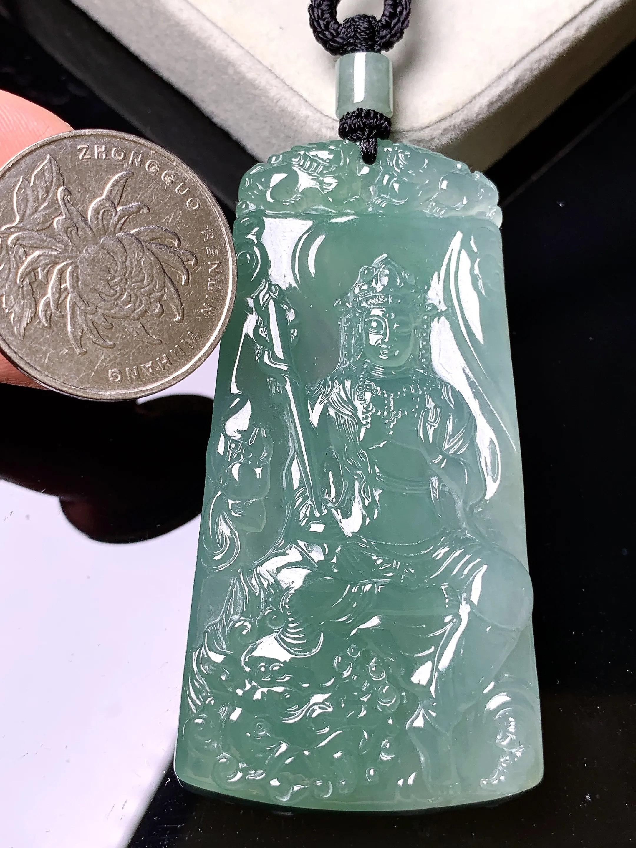 晴绿文殊观音菩萨吊坠 玉质细腻 色泽艳丽清新 整体尺寸67.2*34.2*6