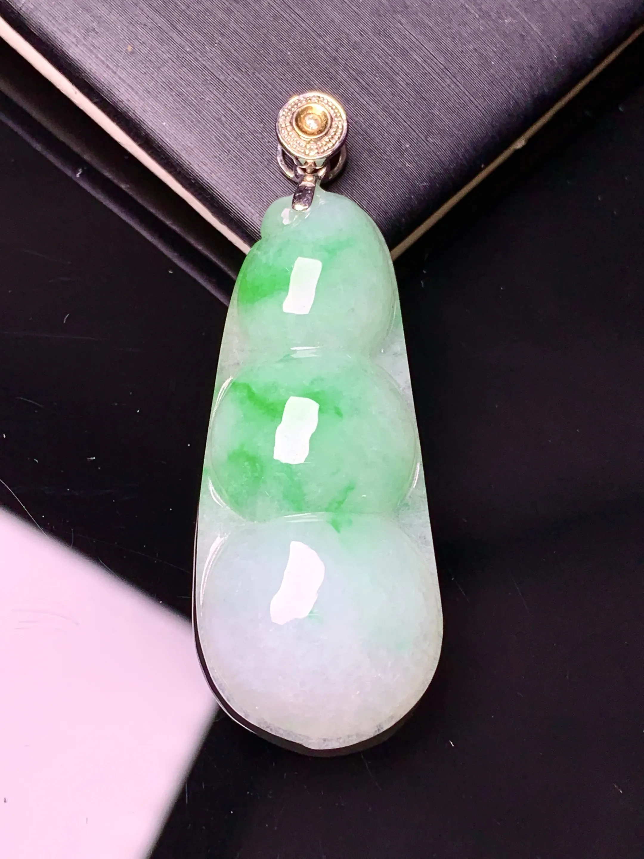 18k金镶嵌飘绿四季豆吊坠 玉质细腻 色泽艳丽清新 整体尺寸46.5*16.87