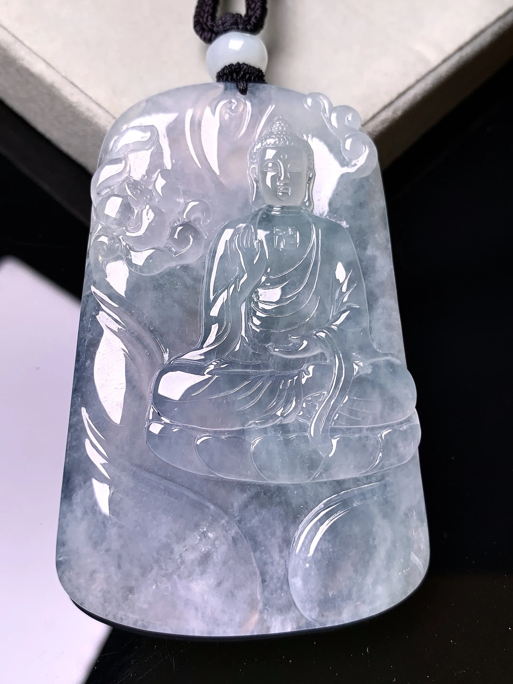 冰种大日如来佛祖吊坠 玉质细腻 色泽艳丽清新 整体尺寸68.2*42.7*5.5