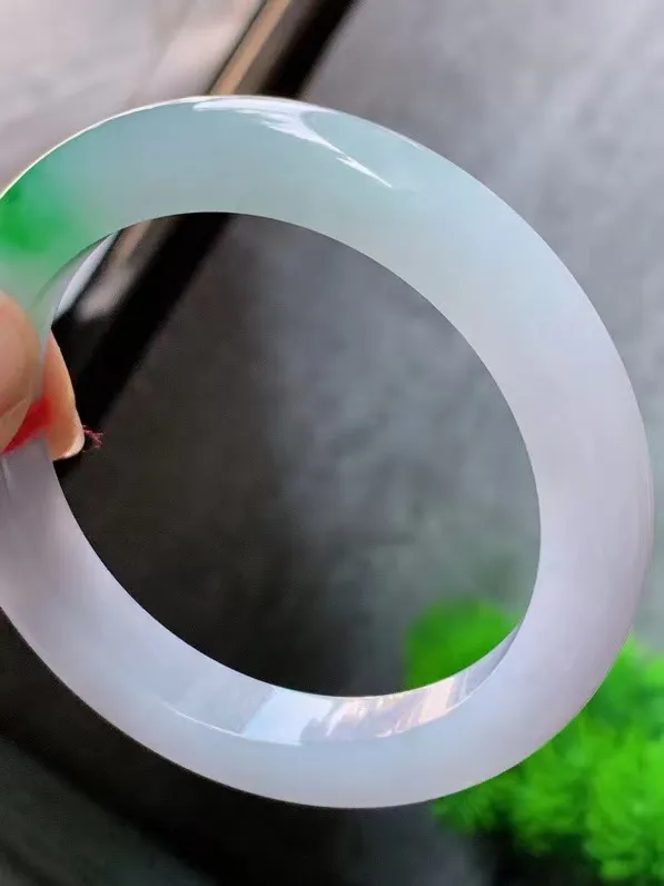 【翡翠名称】老种冰飘绿54.6正圈口手镯
【翡翠尺寸】适合54-55正圈口佩戴
【翡翠描述】宝贝种老水足，玉质细腻，色泽靓丽，性价比高，佩戴效果好！
【其它赠送】权威证书/精美挂绳盒子/支持全国复检