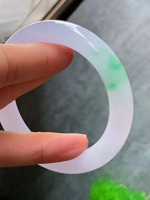 【翡翠名称】老种冰飘绿春彩54.3圈口圆条手镯
【翡翠尺寸】适合55-56正圈口佩戴
【翡翠描述】宝贝种老水足，玉质细腻，色泽靓丽，性价比高，佩戴效果好！
【其它赠送】权威证书/精美挂绳盒子/支持全国复检