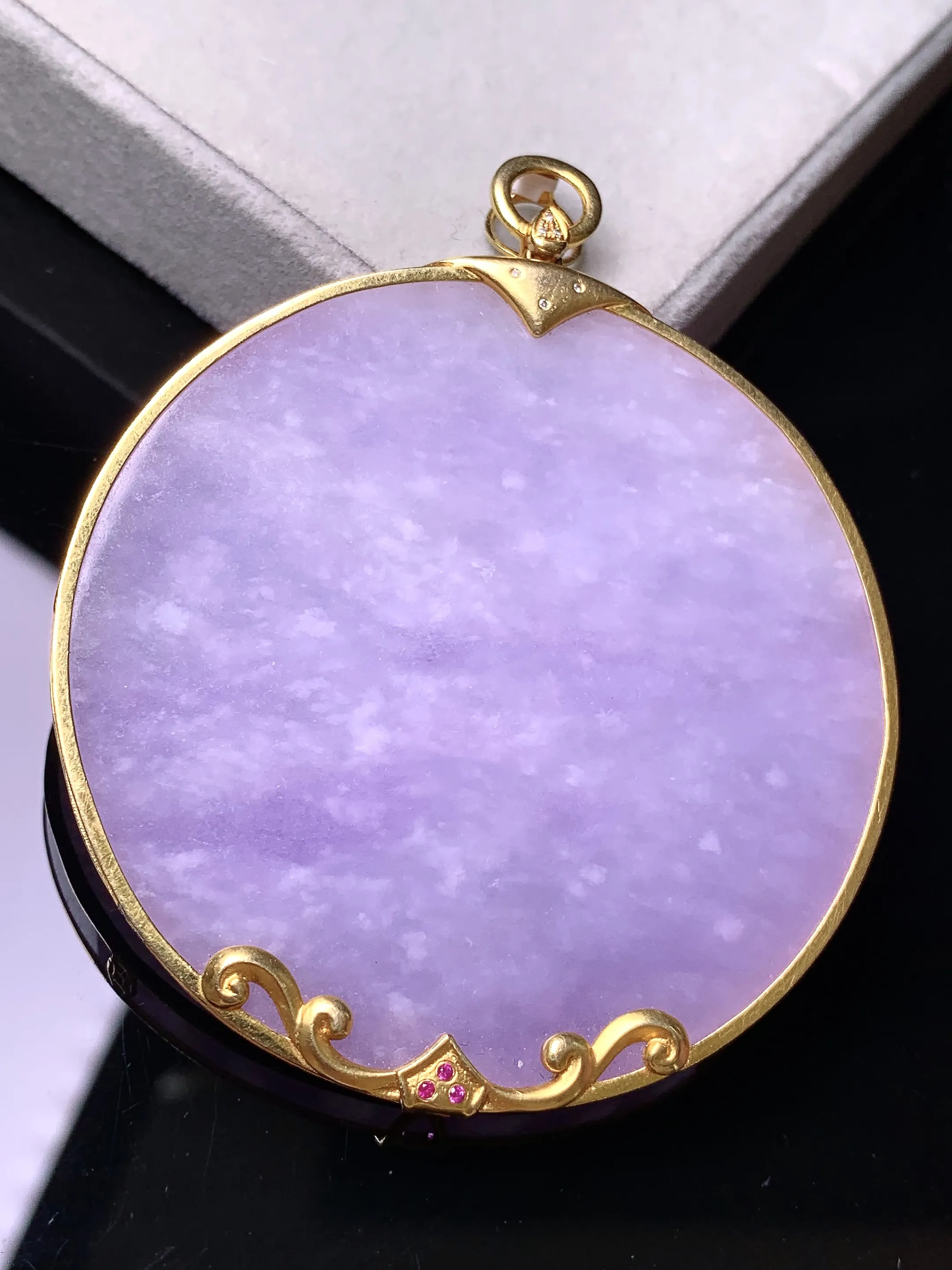 18k金镶嵌紫罗兰圆牌吊坠 玉质细腻 色泽艳丽清新 整体尺寸64.8*53.4*3.2