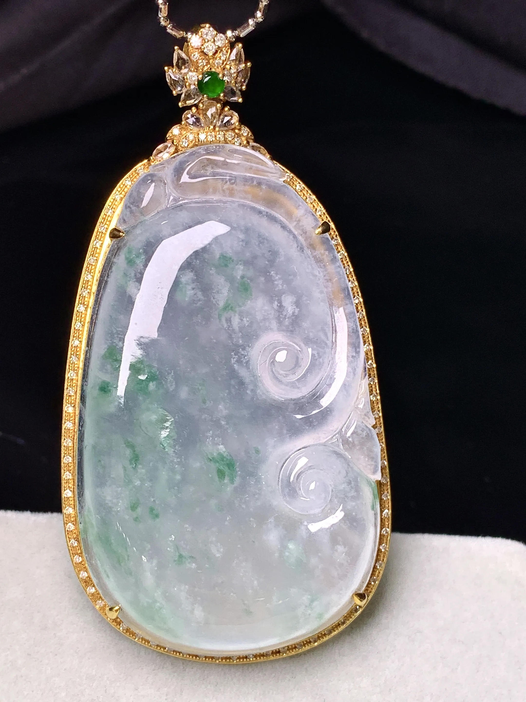 18k金钻镶嵌冰种飘花如意吊坠 玉质细腻 色泽艳丽清新 整体尺寸61.2*32*10.8