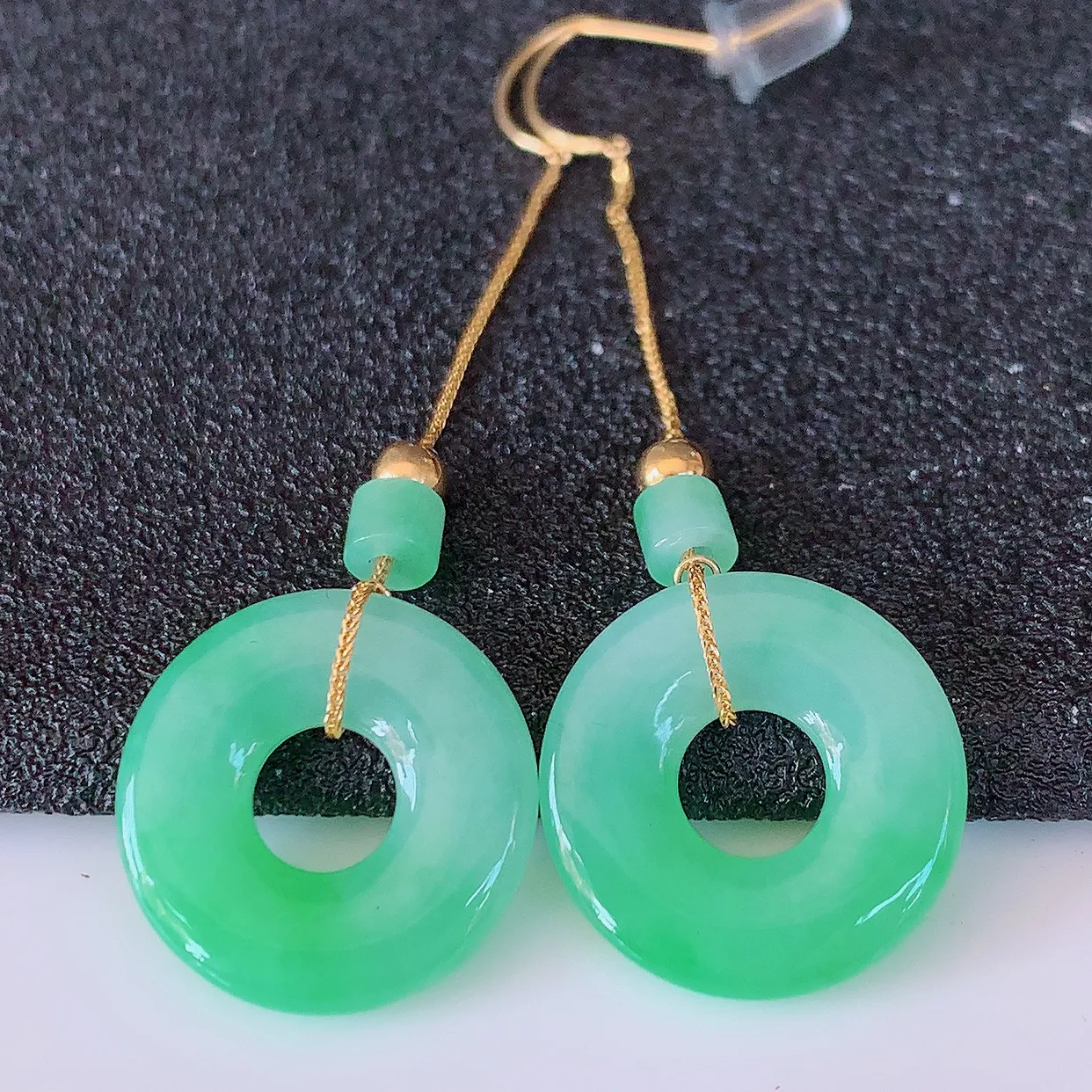 18k金镶嵌冰飘绿翡翠平安扣耳坠，沁人心脾，耳坠佩戴效果大气出众，尽显气质。种水好，胶感足，颜相当漂亮，高性价比，值得入手品鉴！#41.7整体46.5裸石15-2.8