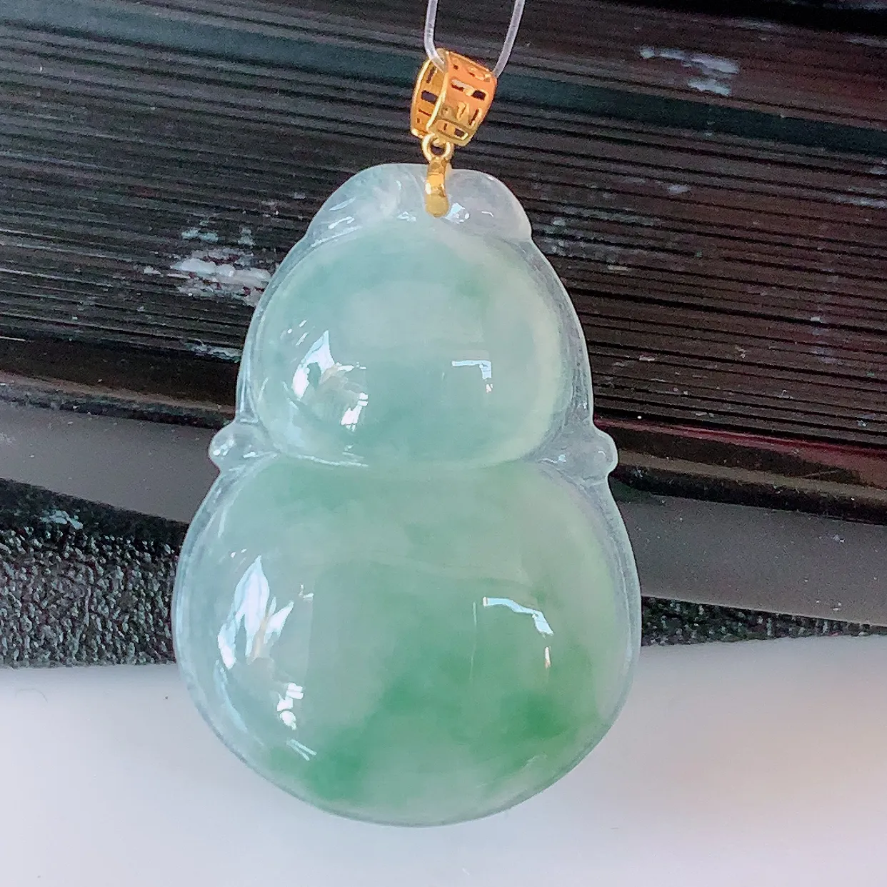 18K金镶嵌冰种飘花翡翠葫芦吊坠，葫芦寓意福禄双全，财源滚滚，品佳品，佩戴效果优雅迷人！#49.7