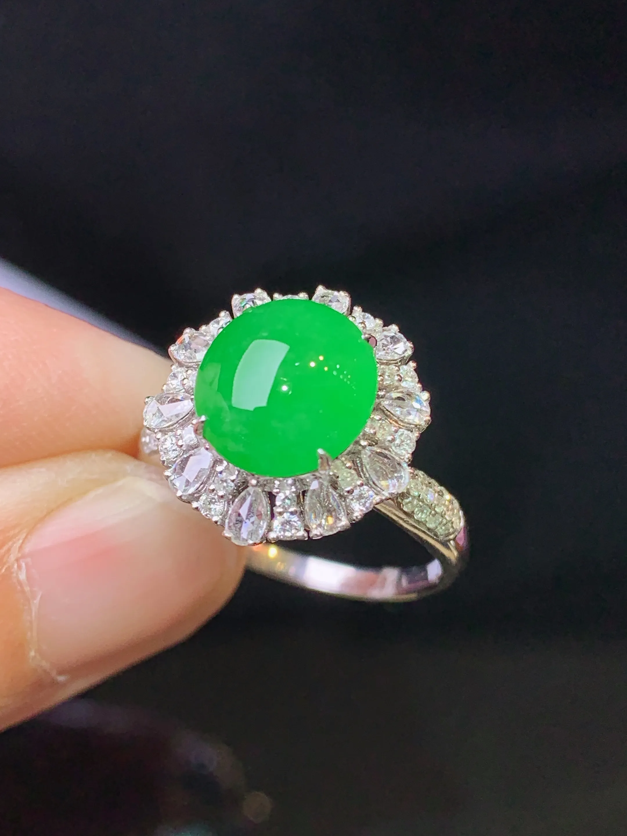 18k金钻镶嵌满绿蛋面耳钉 玉质细腻 色泽艳丽清新 圈口13.5 整体尺寸15*10.8