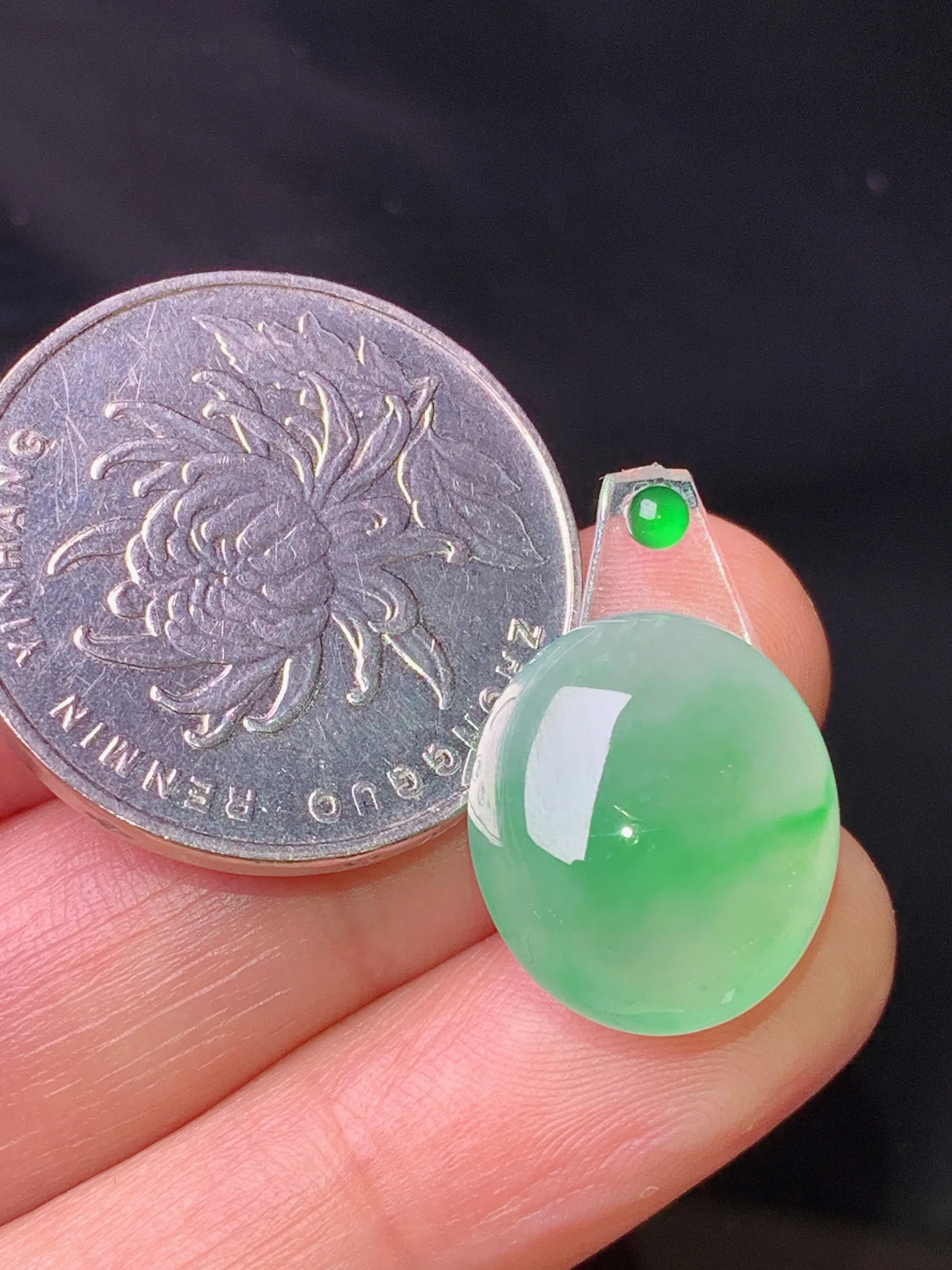 镶嵌款 冰种飘绿蛋面吊坠 玉质细腻 色泽艳丽清新 整体尺寸16.3*14*6.5