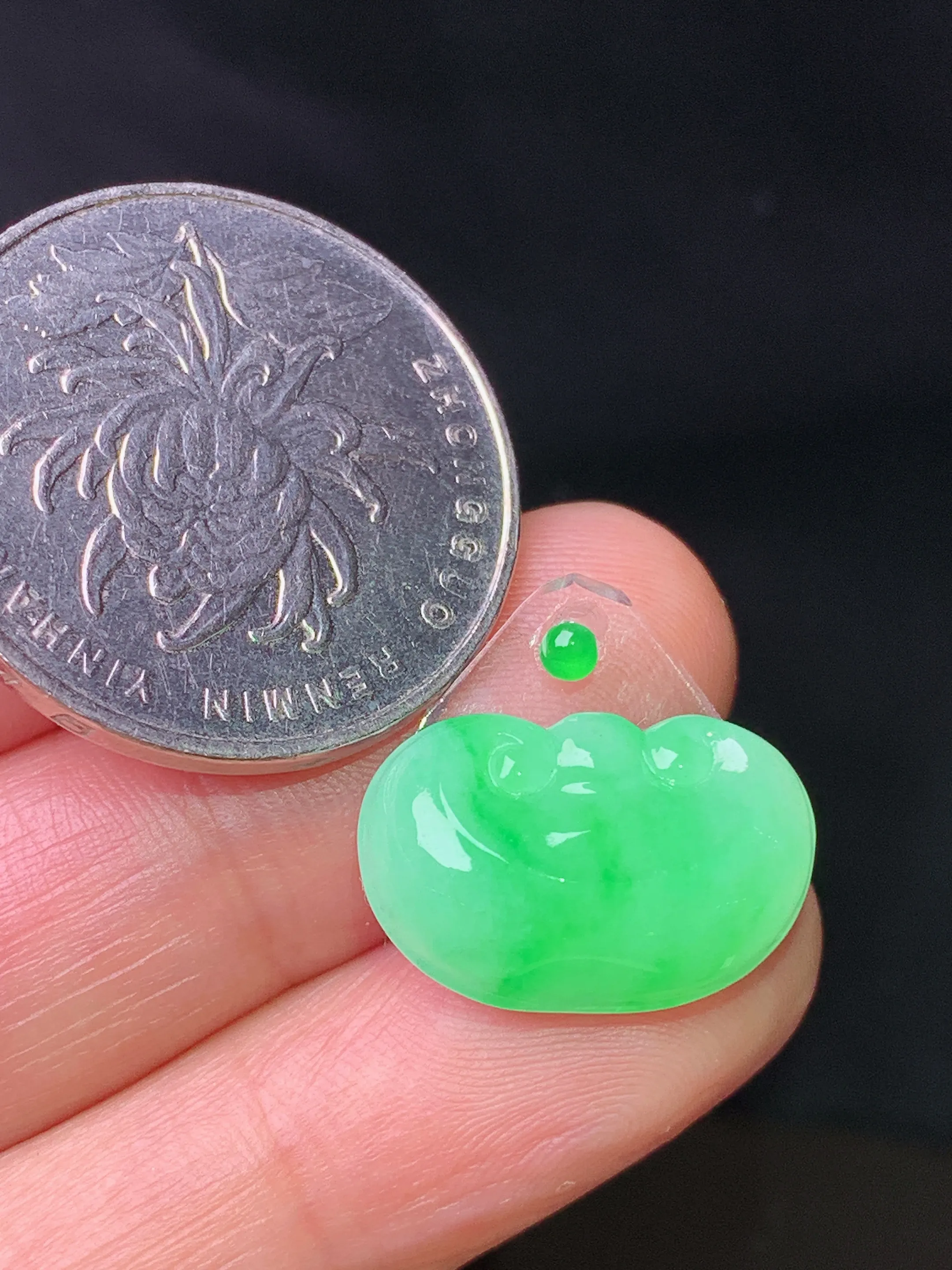 镶嵌款 翠绿如意吊坠 玉质细腻 色泽艳丽清新 整体尺寸11.3*17.5*6.5