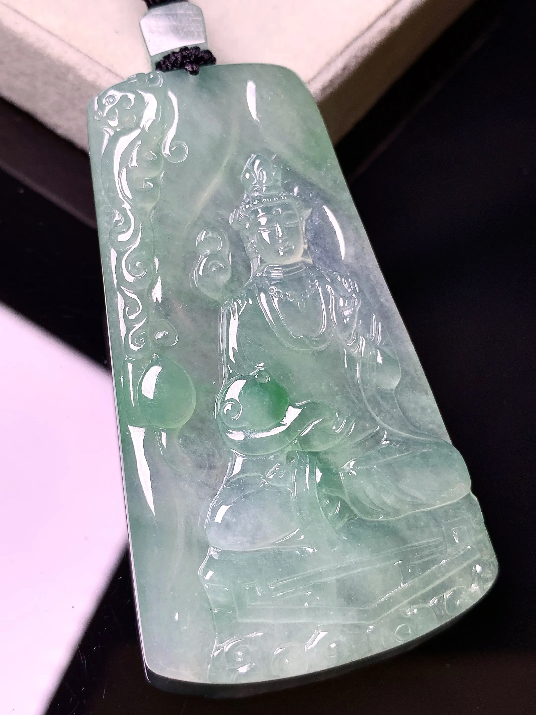 飘绿观音菩萨吊坠 玉质细腻 色泽艳丽清新 整体尺寸62.3*35.5*5.2