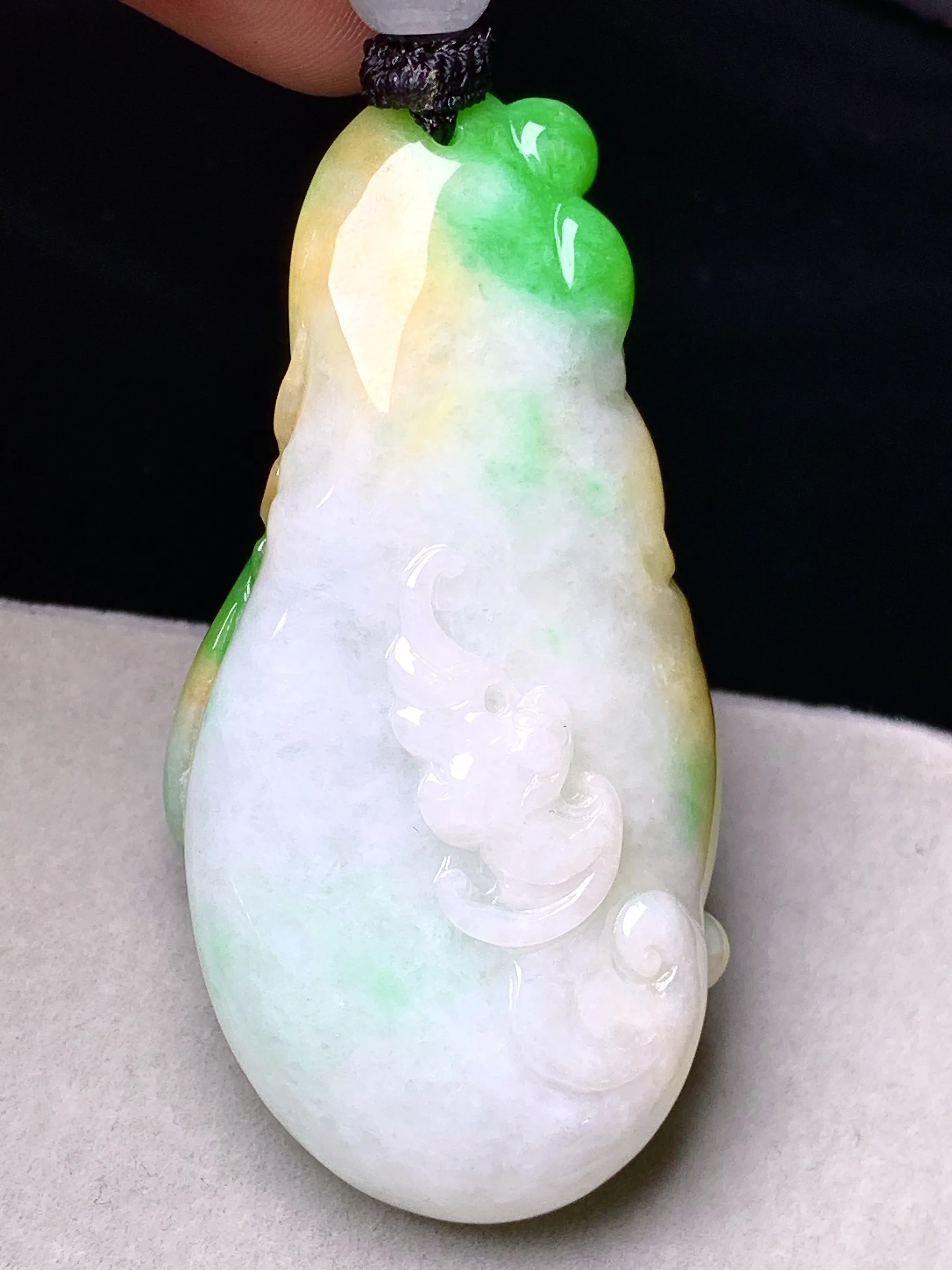 飘黄绿财神爷吊坠 玉质细腻 色泽艳丽清新 整体尺寸53.8*27.7*14.6