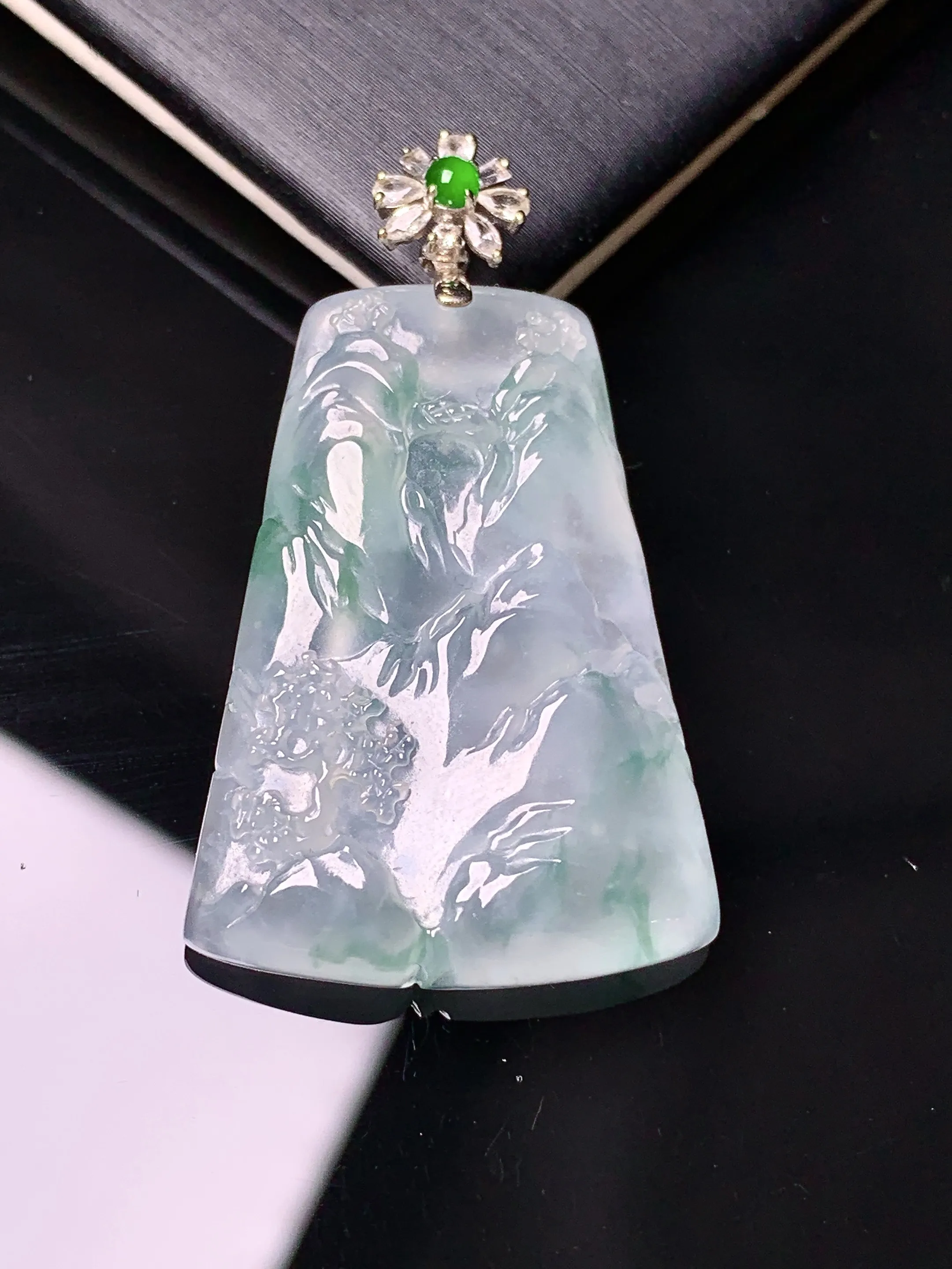 18k金钻镶嵌飘绿山水牌子吊坠 玉质细腻 色泽艳丽清新 整体尺寸39.5*22.8*4.6