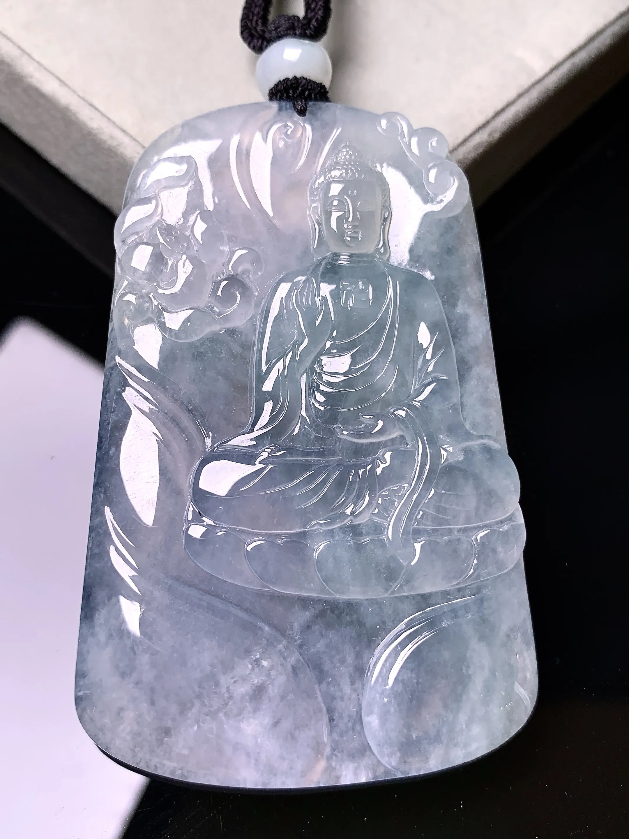 冰种大日如来佛祖吊坠 玉质细腻 色泽艳丽清新 整体尺寸68.2*42.7*5.5