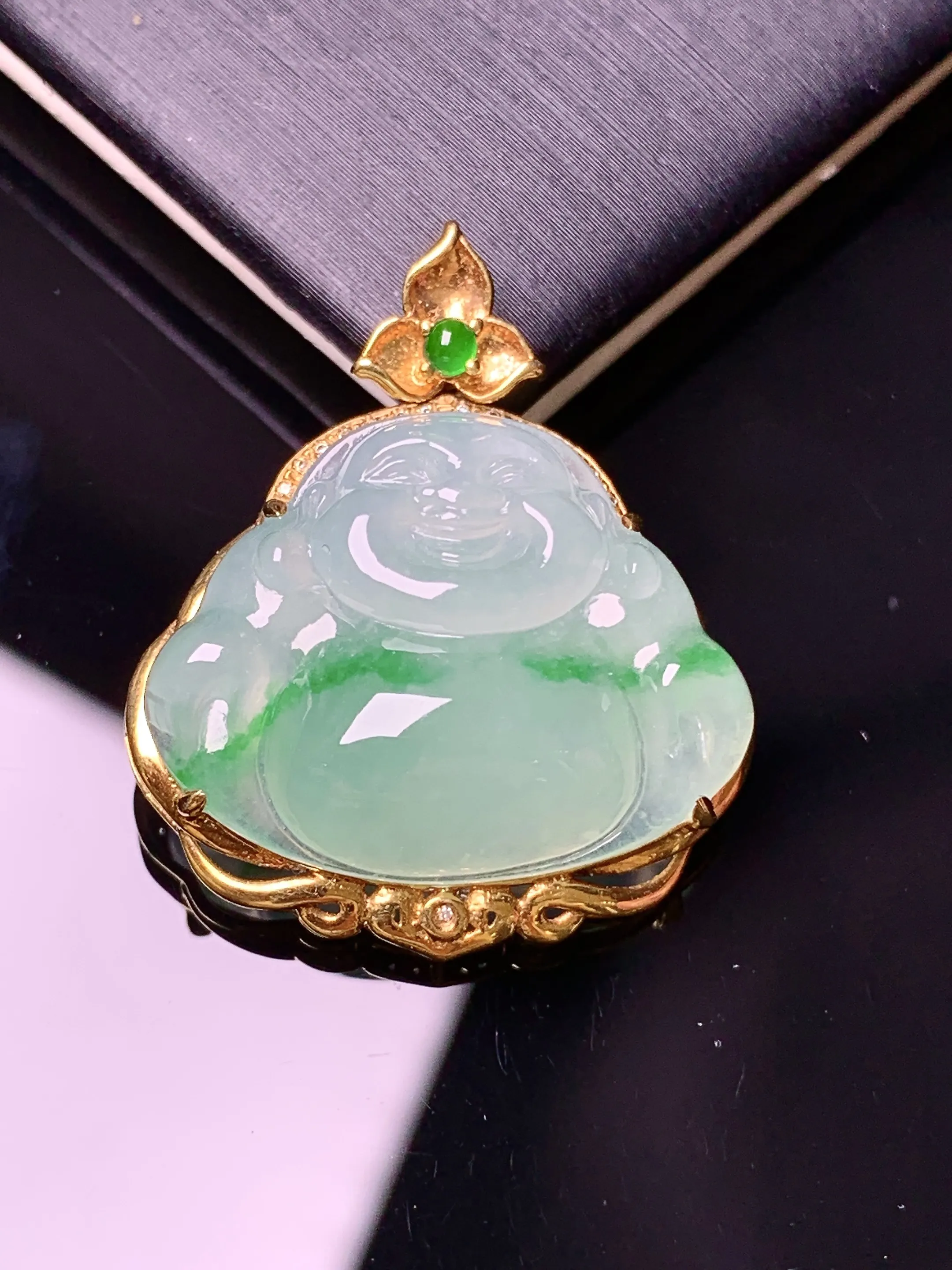 18k金镶嵌飘绿佛公吊坠 玉质细腻 色泽艳丽清新 整体尺寸28.8*24.3*8.6