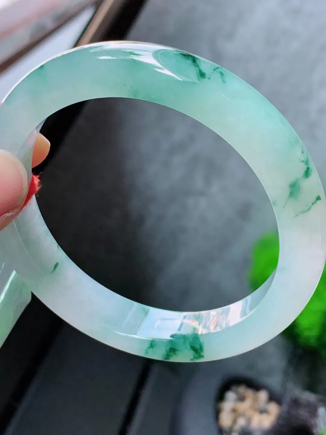 【翡翠名称】老种冰飘花59.5正圈口手镯
【翡翠尺寸】59-60适合正圈口佩戴
【翡翠描述】宝贝种老水足，玉质细腻，色泽靓丽，性价比高，佩戴效果好！
【其它赠送】权威证书/精美挂绳盒子/支持全国复检