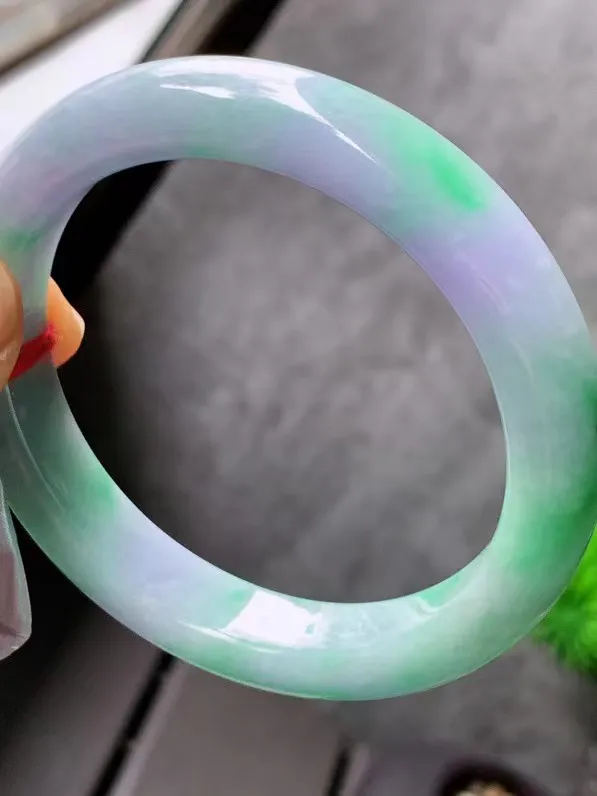 【翡翠名称】老种春彩56正圈口手镯
【翡翠尺寸】适合56-57正圈口佩戴
【翡翠描述】宝贝种老水足，玉质细腻，色泽靓丽，性价比高，佩戴效果好！
【其它赠送】权威证书/精美挂绳盒子/支持全国复检