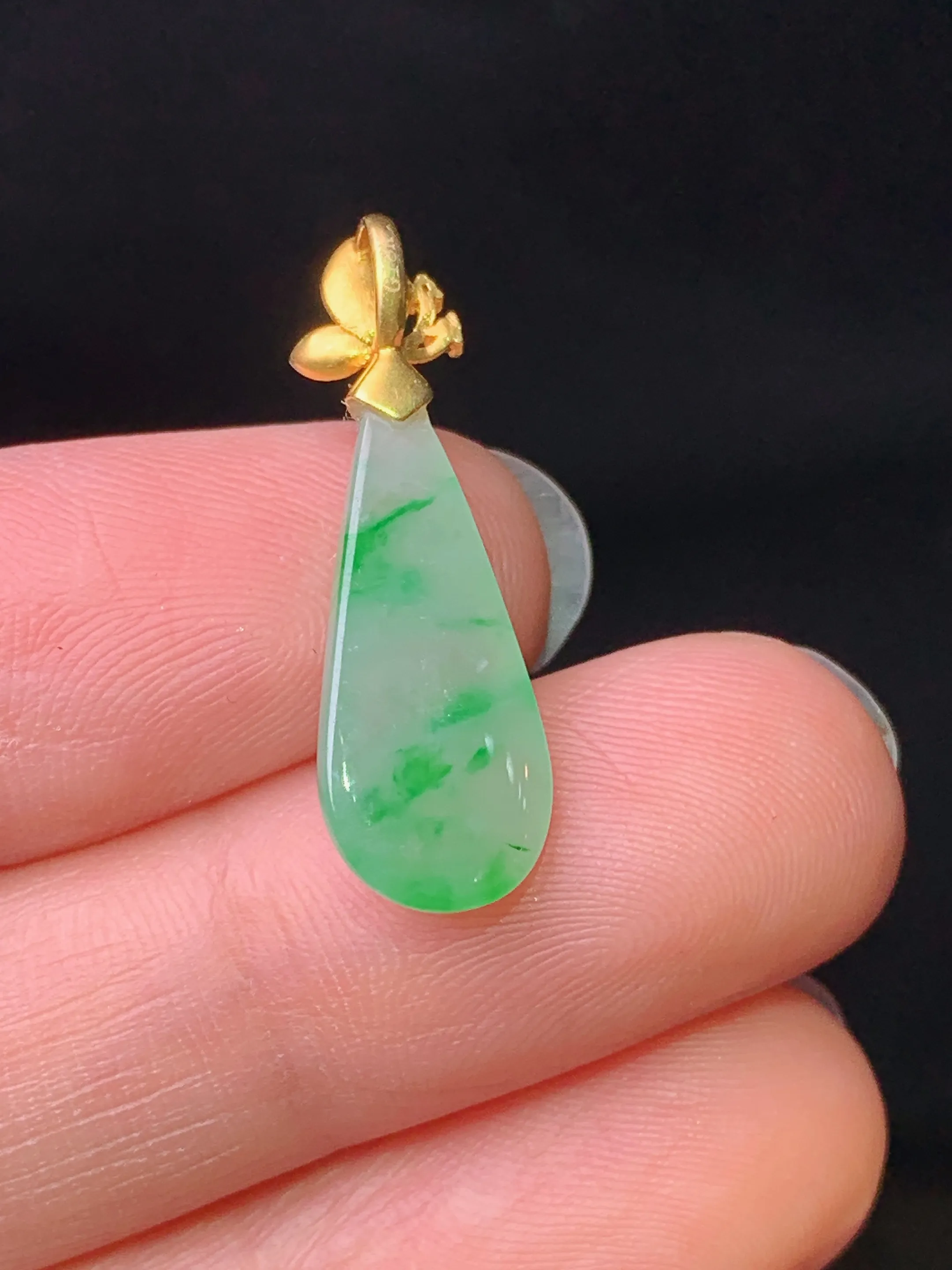 18k金钻镶嵌飘绿水滴吊坠 玉质细腻 色泽艳丽清新 整体尺寸25.3*8.3*4.2