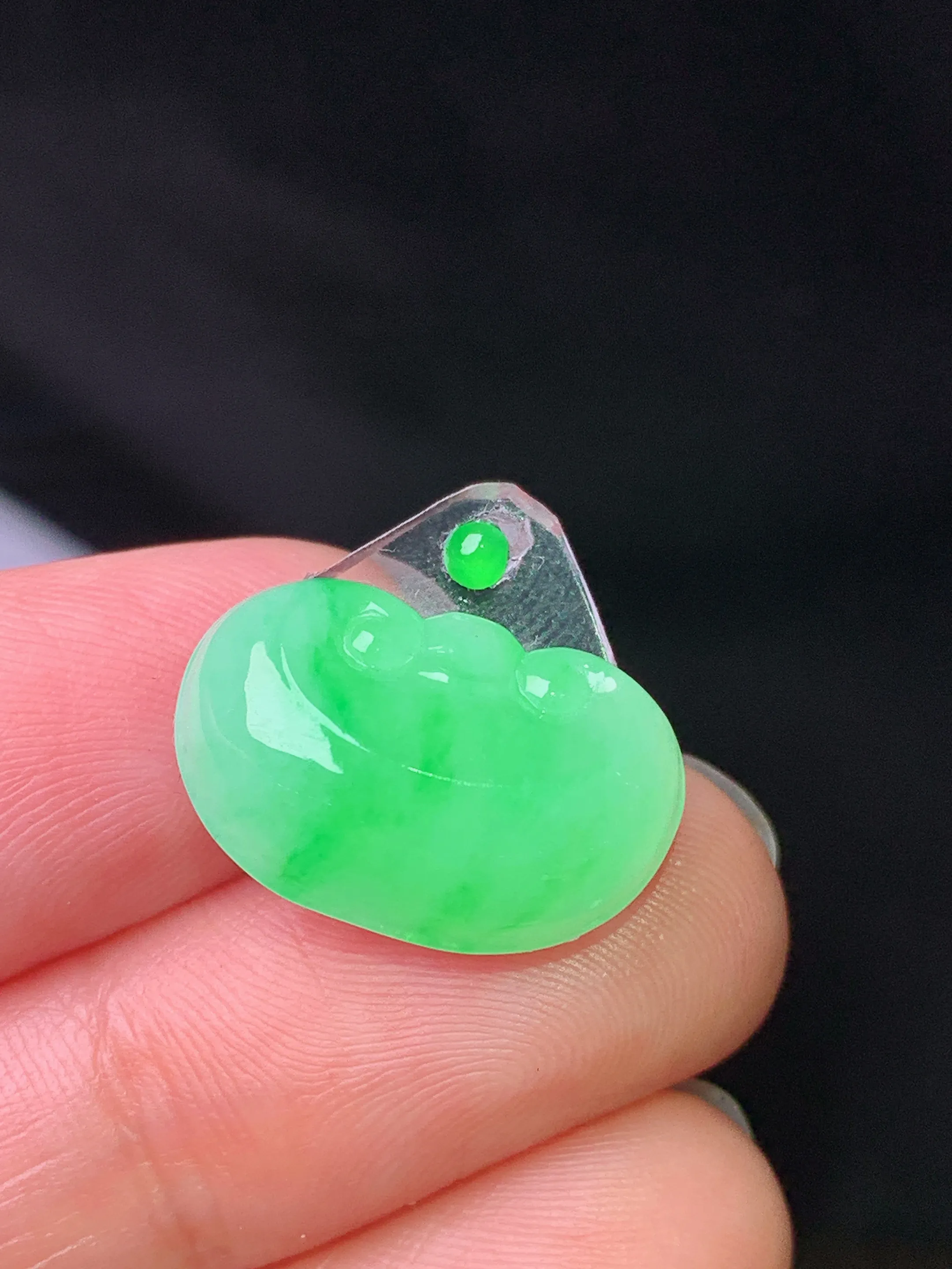 镶嵌款 翠绿如意吊坠 玉质细腻 色泽艳丽清新 整体尺寸11.3*17.5*6.5