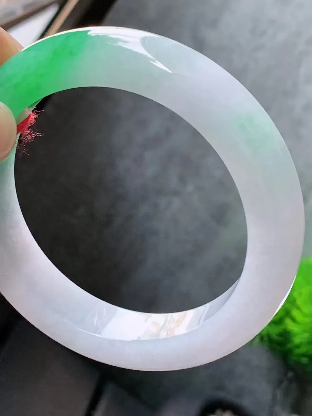 【翡翠名称】老种冰飘绿57.8正圈口手镯
【翡翠尺寸】57.8/13.3/10.2适合正圈口佩戴
【翡翠描述】宝贝种老水足，玉质细腻，色泽靓丽，性价比高，佩戴效果好！
【其它赠送】权威证书/精美挂绳盒子/支持全国复检