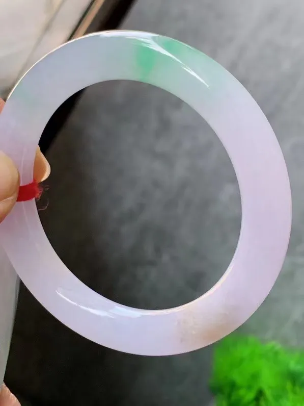 【翡翠名称】老种冰飘绿春彩54.3圈口圆条手镯
【翡翠尺寸】适合55-56正圈口佩戴
【翡翠描述】宝贝种老水足，玉质细腻，色泽靓丽，性价比高，佩戴效果好！
【其它赠送】权威证书/精美挂绳盒子/支持全国复检