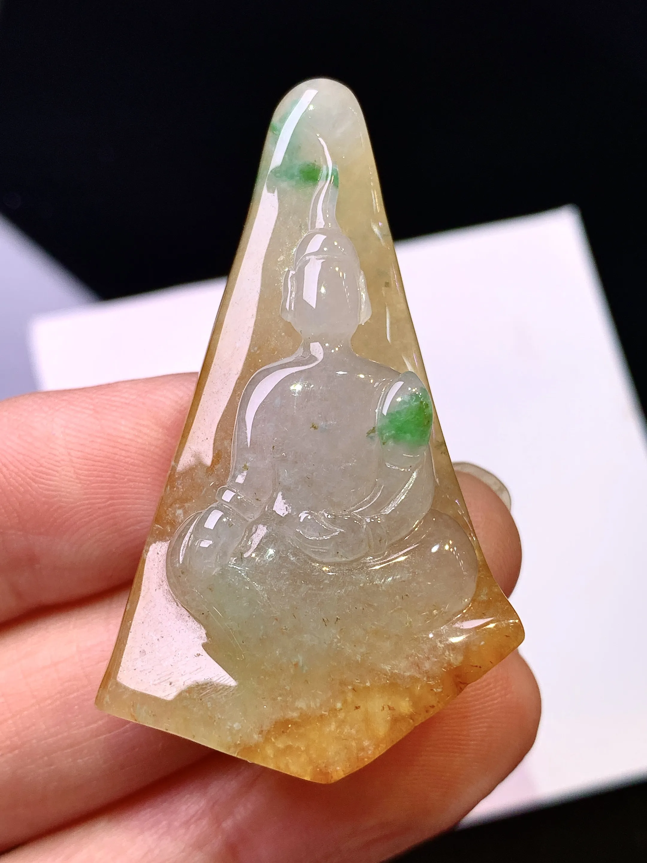 黄翡无相观音菩萨吊坠 玉质细腻 色泽艳丽清新 整体尺寸45.2*26.8*8.5