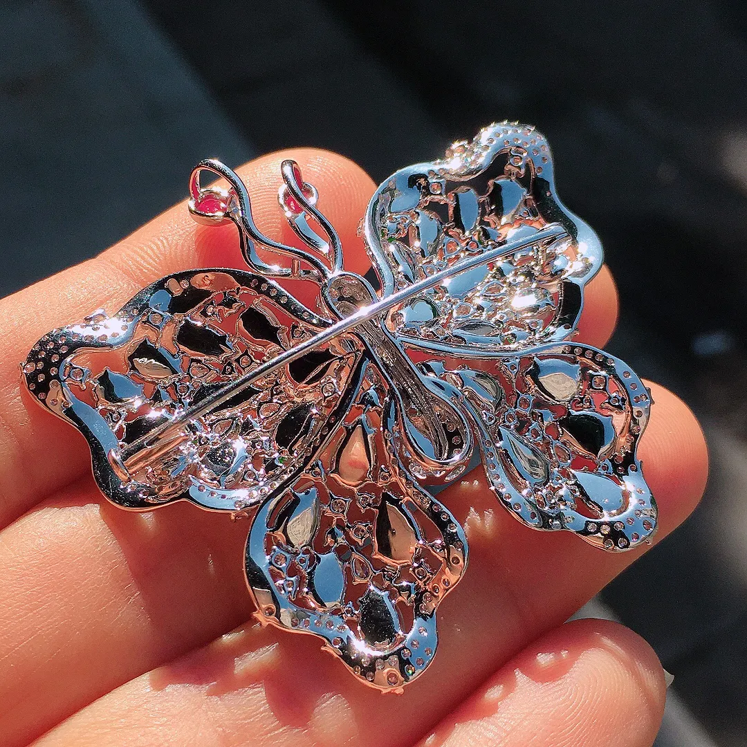 （冰+绿）蝴蝶胸针/吊坠两用款，色泽均匀艳丽，玉质细腻，荧光感超
强，饱满圆润，尽显优雅气质，18k
金豪华镶嵌