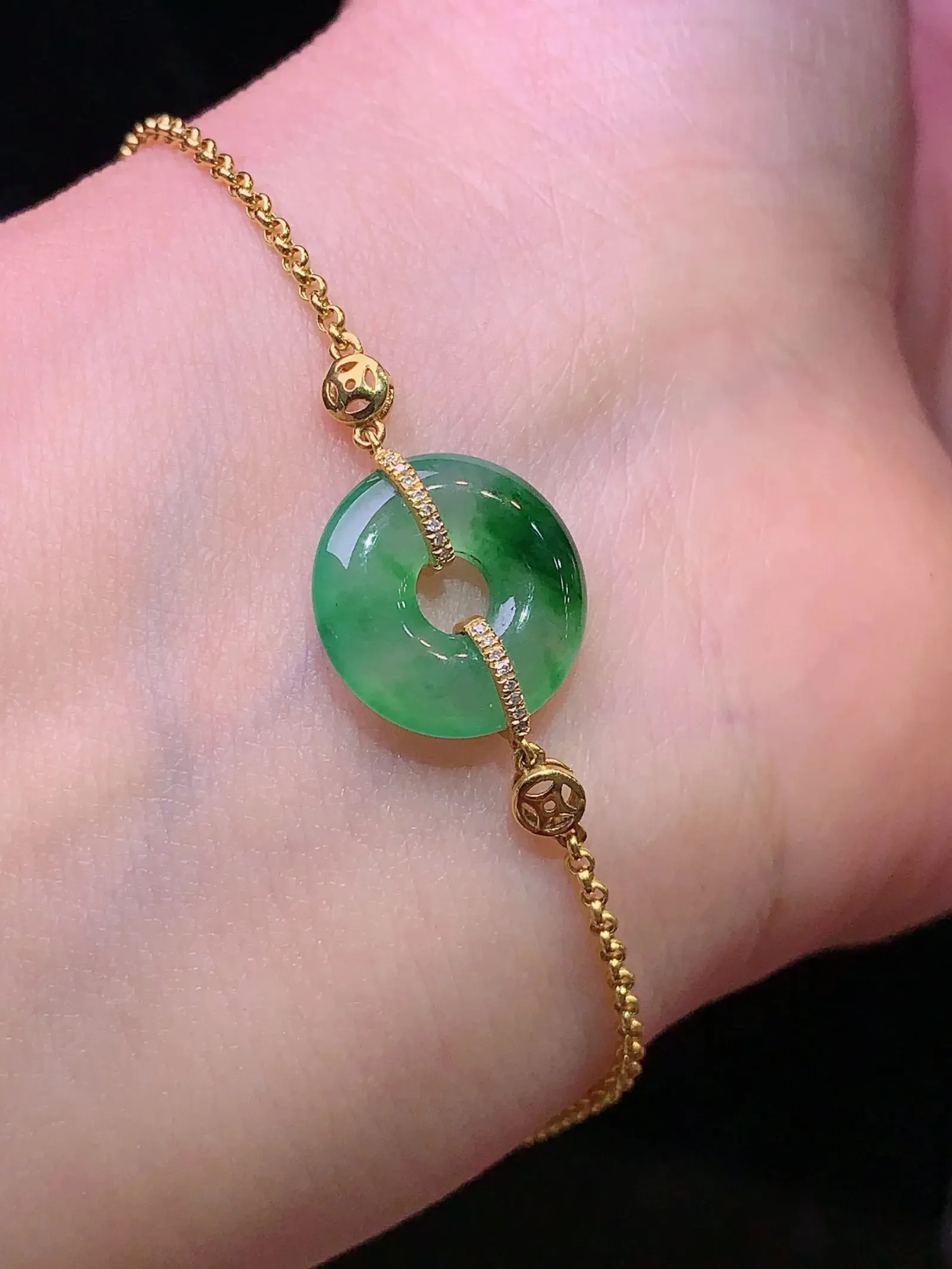 18k金镶嵌飘绿平安环手链 玉质细腻 色泽艳丽清新 整体尺寸13.5*3